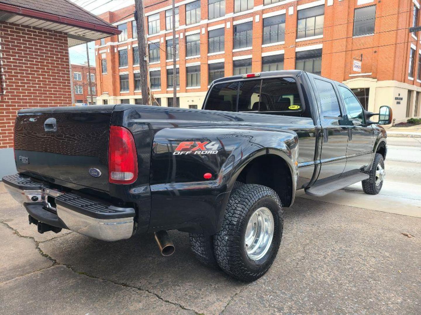 2004 BLACK FORD F350 SUPER DUTY XL (1FTWW33S54E) with an 6.8L engine, Automatic transmission, located at 117 North Cameron Street, Harrisburg, PA, 17101, (717) 963-8962, 40.267021, -76.875351 - WE FINANCE!!! Good Credit/ Bad Credit/ No Credit - ALL Trade-Ins Welcomed!!! ***Guaranteed Credit Approval*** APPLY ONLINE or CALL us TODAY ;) Internet Prices and Marketplace Prices are SPECIAL discounted ***CASH DEALS*** Retail Prices are higher. Please call us to discuss your cash and finan - Photo#14