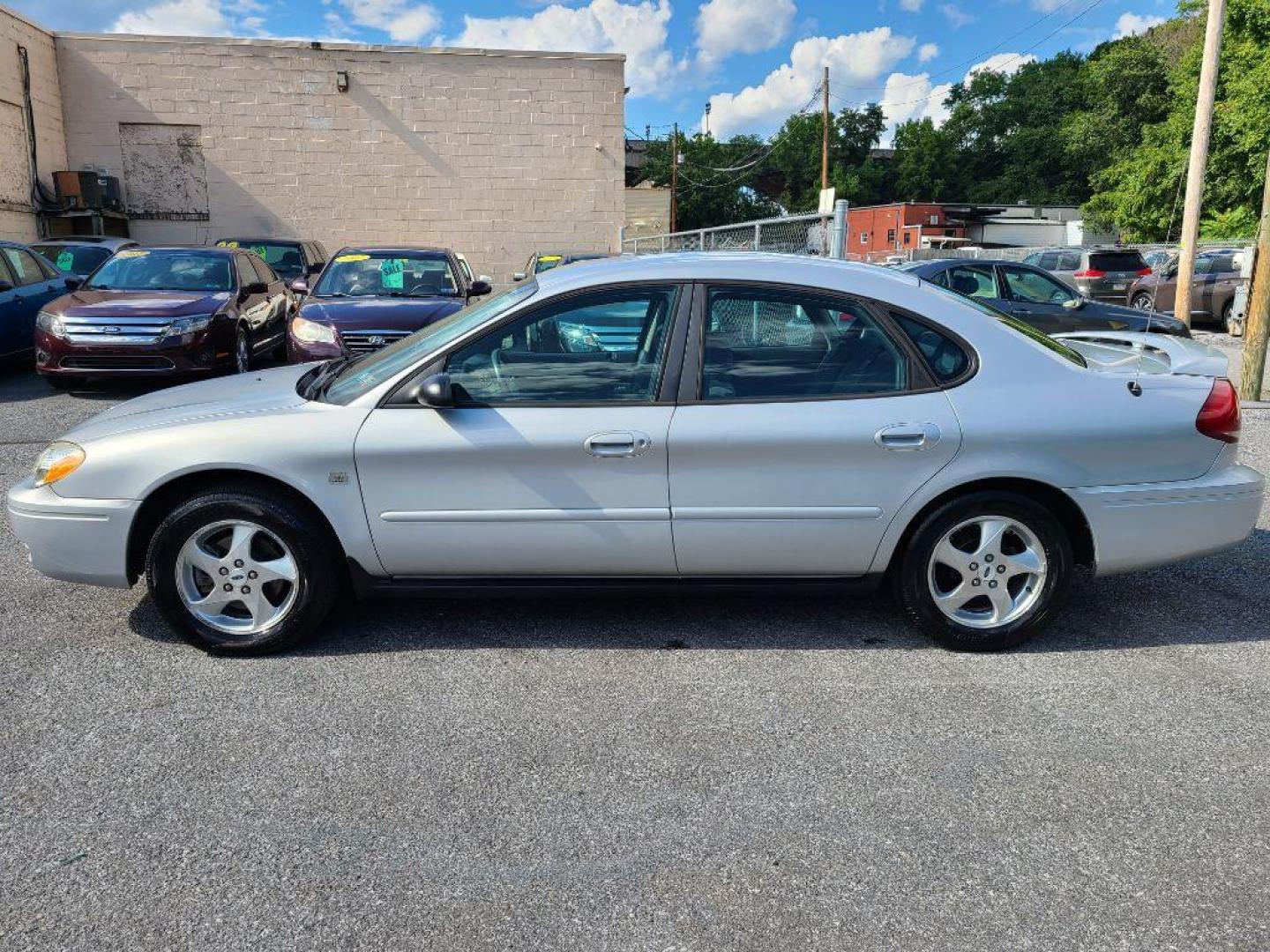 2004 SILVER FORD TAURUS SES (1FAFP55S74G) with an 3.0L engine, Automatic transmission, located at 117 North Cameron Street, Harrisburg, PA, 17101, (717) 963-8962, 40.267021, -76.875351 - WE FINANCE!!! Good Credit/ Bad Credit/ No Credit - ALL Trade-Ins Welcomed!!! ***Guaranteed Credit Approval*** APPLY ONLINE or CALL us TODAY ;) Internet Prices and Marketplace Prices are SPECIAL discounted ***CASH DEALS*** Retail Prices are higher. Please call us to discuss your cash and finan - Photo#1