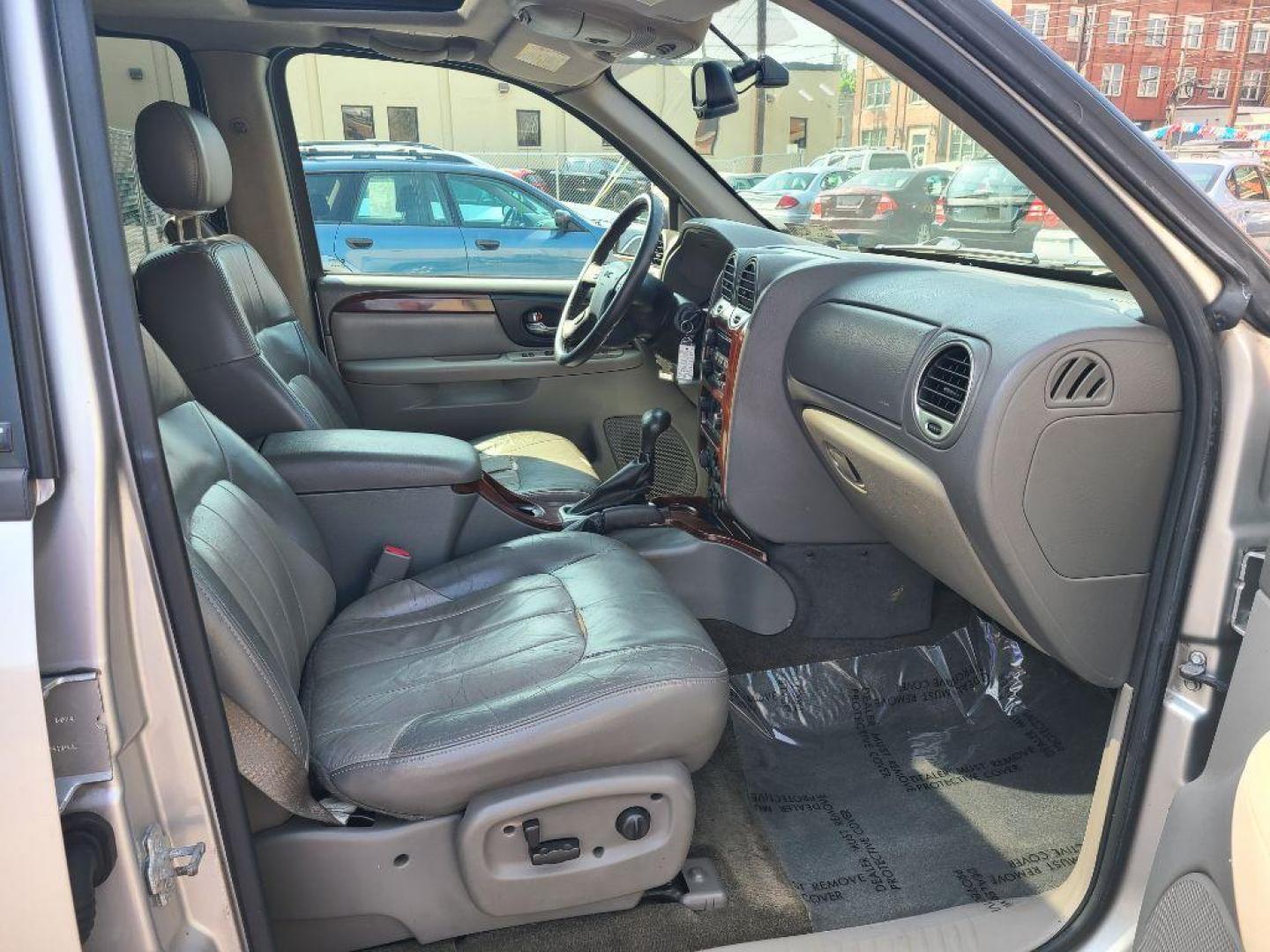 2004 SILVER GMC ENVOY SLT (1GKDT13S242) with an 4.2L engine, Automatic transmission, located at 117 North Cameron Street, Harrisburg, PA, 17101, (717) 963-8962, 40.267021, -76.875351 - WE FINANCE!!! Good Credit/ Bad Credit/ No Credit - ALL Trade-Ins Welcomed!!! ***Guaranteed Credit Approval*** APPLY ONLINE or CALL us TODAY ;) Internet Prices and Marketplace Prices are SPECIAL discounted ***CASH DEALS*** Retail Prices are higher. Please call us to discuss your cash and finan - Photo#9