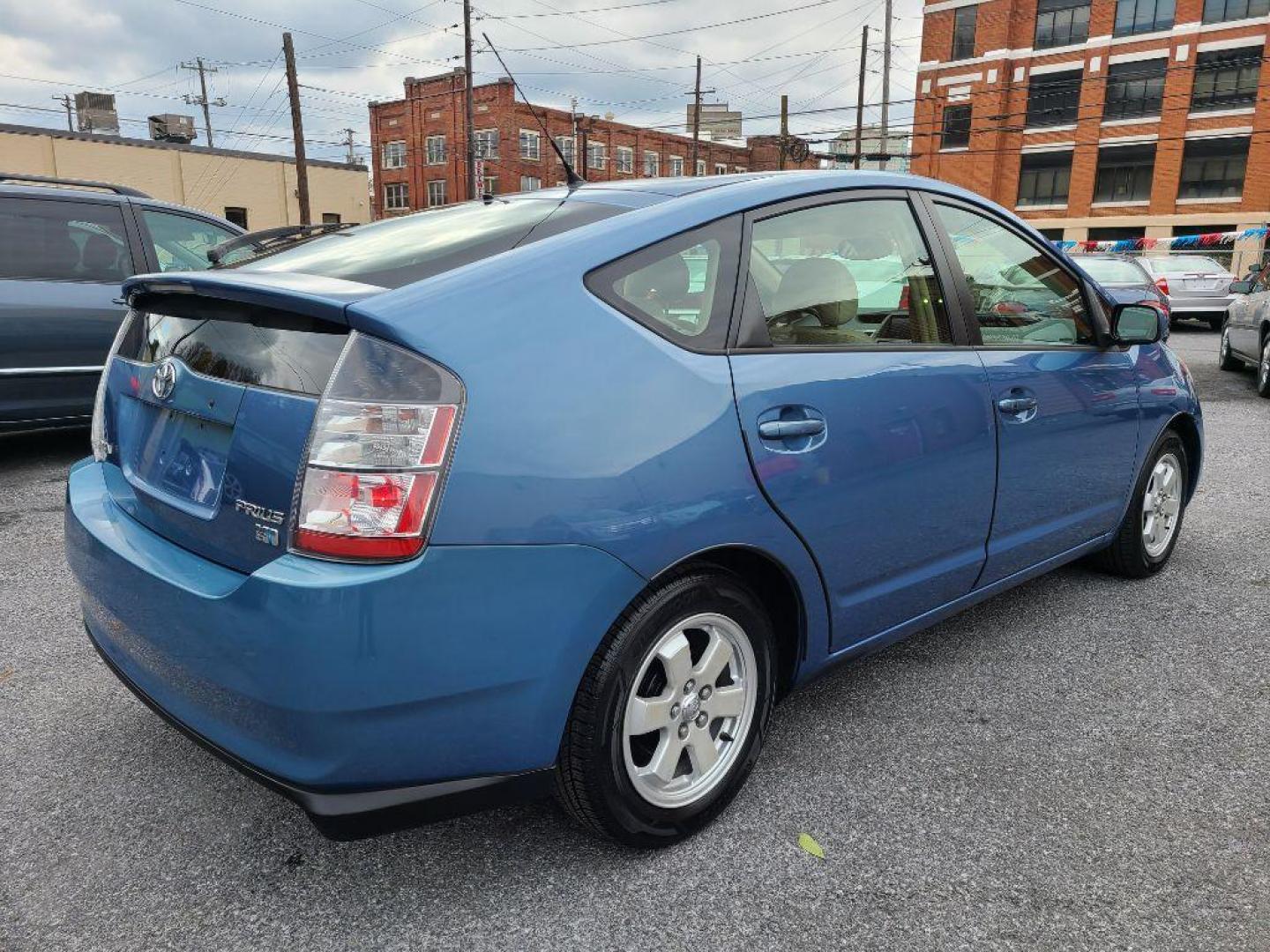 2004 BLUE TOYOTA PRIUS 4 DR HB (JTDKB22UX40) with an 1.5L engine, Automatic transmission, located at 117 North Cameron Street, Harrisburg, PA, 17101, (717) 963-8962, 40.267021, -76.875351 - WE FINANCE!!! Good Credit/ Bad Credit/ No Credit - ALL Trade-Ins Welcomed!!! ***Guaranteed Credit Approval*** APPLY ONLINE or CALL us TODAY ;) Internet Prices and Marketplace Prices are SPECIAL discounted ***CASH DEALS*** Retail Prices are higher. Please call us to discuss your cash and finan - Photo#4