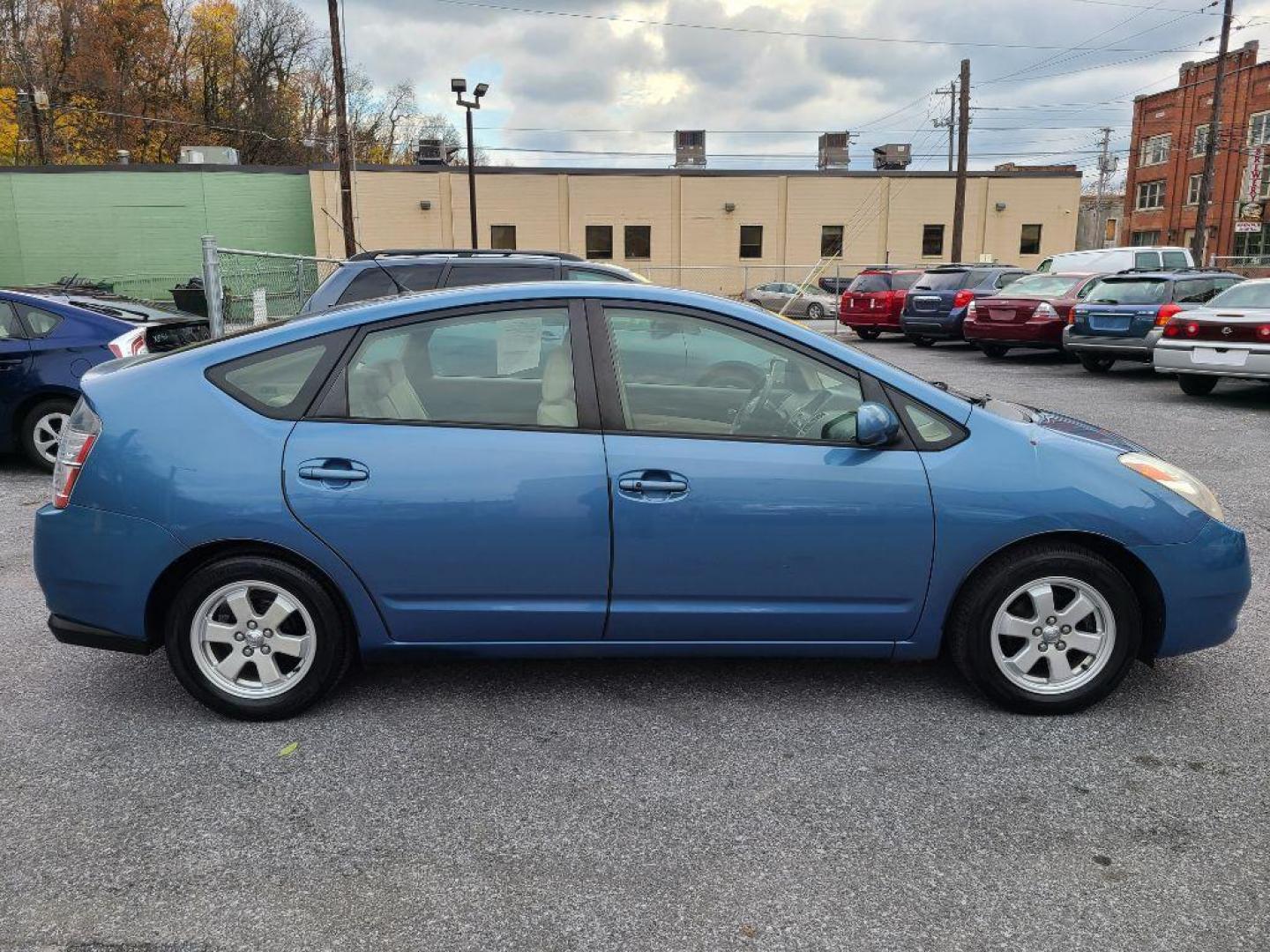 2004 BLUE TOYOTA PRIUS 4 DR HB (JTDKB22UX40) with an 1.5L engine, Automatic transmission, located at 117 North Cameron Street, Harrisburg, PA, 17101, (717) 963-8962, 40.267021, -76.875351 - WE FINANCE!!! Good Credit/ Bad Credit/ No Credit - ALL Trade-Ins Welcomed!!! ***Guaranteed Credit Approval*** APPLY ONLINE or CALL us TODAY ;) Internet Prices and Marketplace Prices are SPECIAL discounted ***CASH DEALS*** Retail Prices are higher. Please call us to discuss your cash and finan - Photo#5