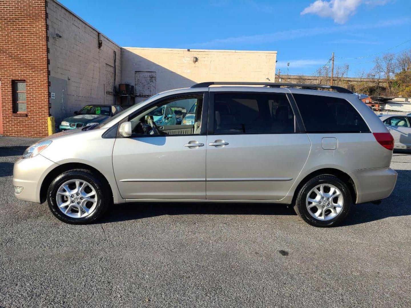 2004 SILVER TOYOTA SIENNA XLE (5TDBA22C54S) with an 3.3L engine, Automatic transmission, located at 117 North Cameron Street, Harrisburg, PA, 17101, (717) 963-8962, 40.267021, -76.875351 - WE FINANCE!!! Good Credit/ Bad Credit/ No Credit - ALL Trade-Ins Welcomed!!! ***Guaranteed Credit Approval*** APPLY ONLINE or CALL us TODAY ;) Internet Prices and Marketplace Prices are SPECIAL discounted ***CASH DEALS*** Retail Prices are higher. Please call us to discuss your cash and finan - Photo#1