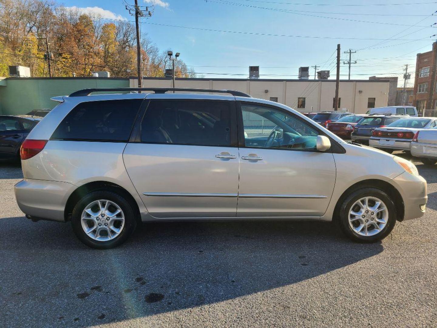 2004 SILVER TOYOTA SIENNA XLE (5TDBA22C54S) with an 3.3L engine, Automatic transmission, located at 117 North Cameron Street, Harrisburg, PA, 17101, (717) 963-8962, 40.267021, -76.875351 - WE FINANCE!!! Good Credit/ Bad Credit/ No Credit - ALL Trade-Ins Welcomed!!! ***Guaranteed Credit Approval*** APPLY ONLINE or CALL us TODAY ;) Internet Prices and Marketplace Prices are SPECIAL discounted ***CASH DEALS*** Retail Prices are higher. Please call us to discuss your cash and finan - Photo#5