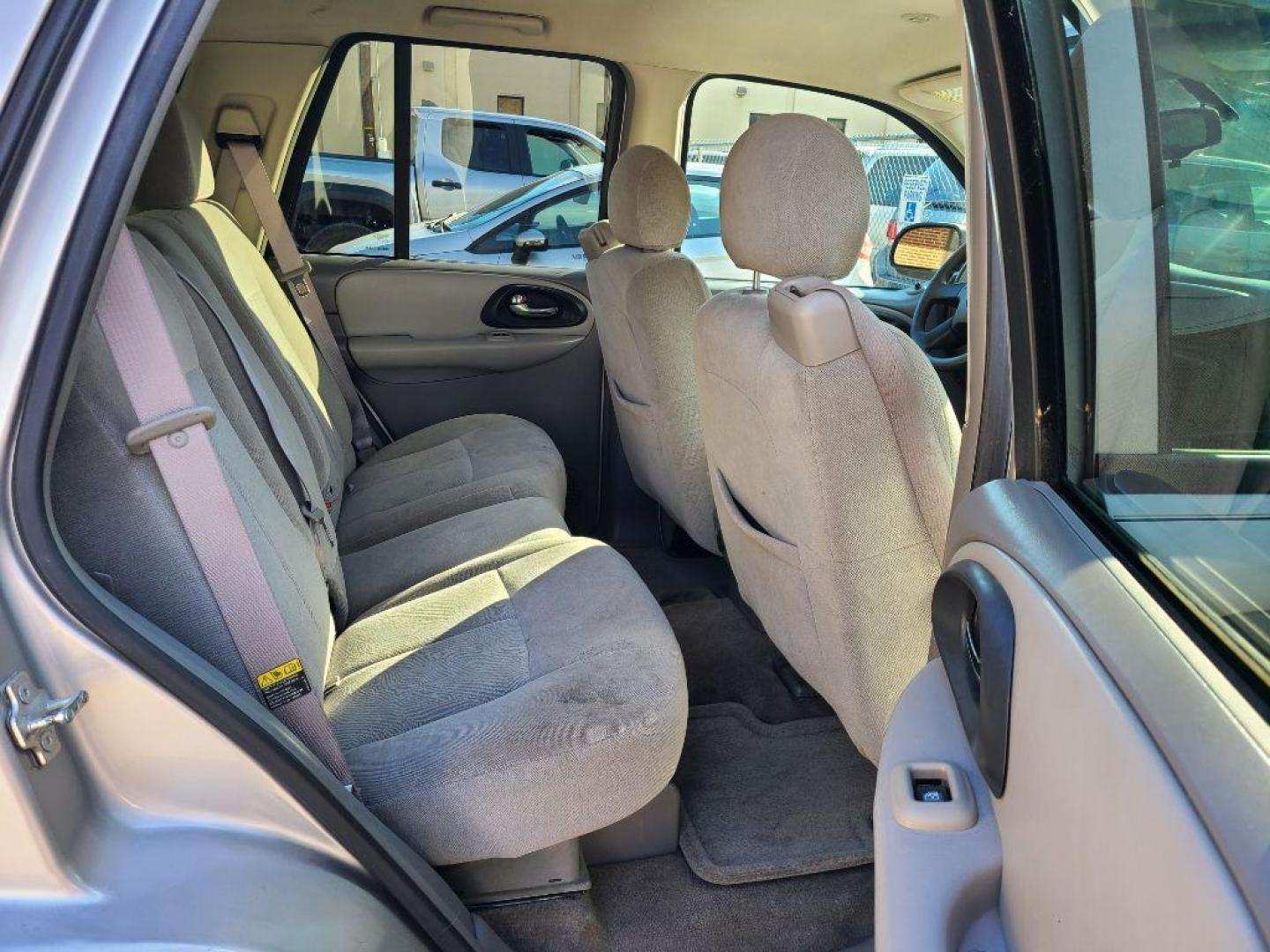 2005 SILVER CHEVROLET TRAILBLAZER LS (1GNDT13S052) with an 4.2L engine, Automatic transmission, located at 117 North Cameron Street, Harrisburg, PA, 17101, (717) 963-8962, 40.267021, -76.875351 - WE FINANCE!!! Good Credit/ Bad Credit/ No Credit - ALL Trade-Ins Welcomed!!! ***Guaranteed Credit Approval*** APPLY ONLINE or CALL us TODAY ;) Internet Prices and Marketplace Prices are SPECIAL discounted ***CASH DEALS*** Retail Prices are higher. Please call us to discuss your cash and finan - Photo#10