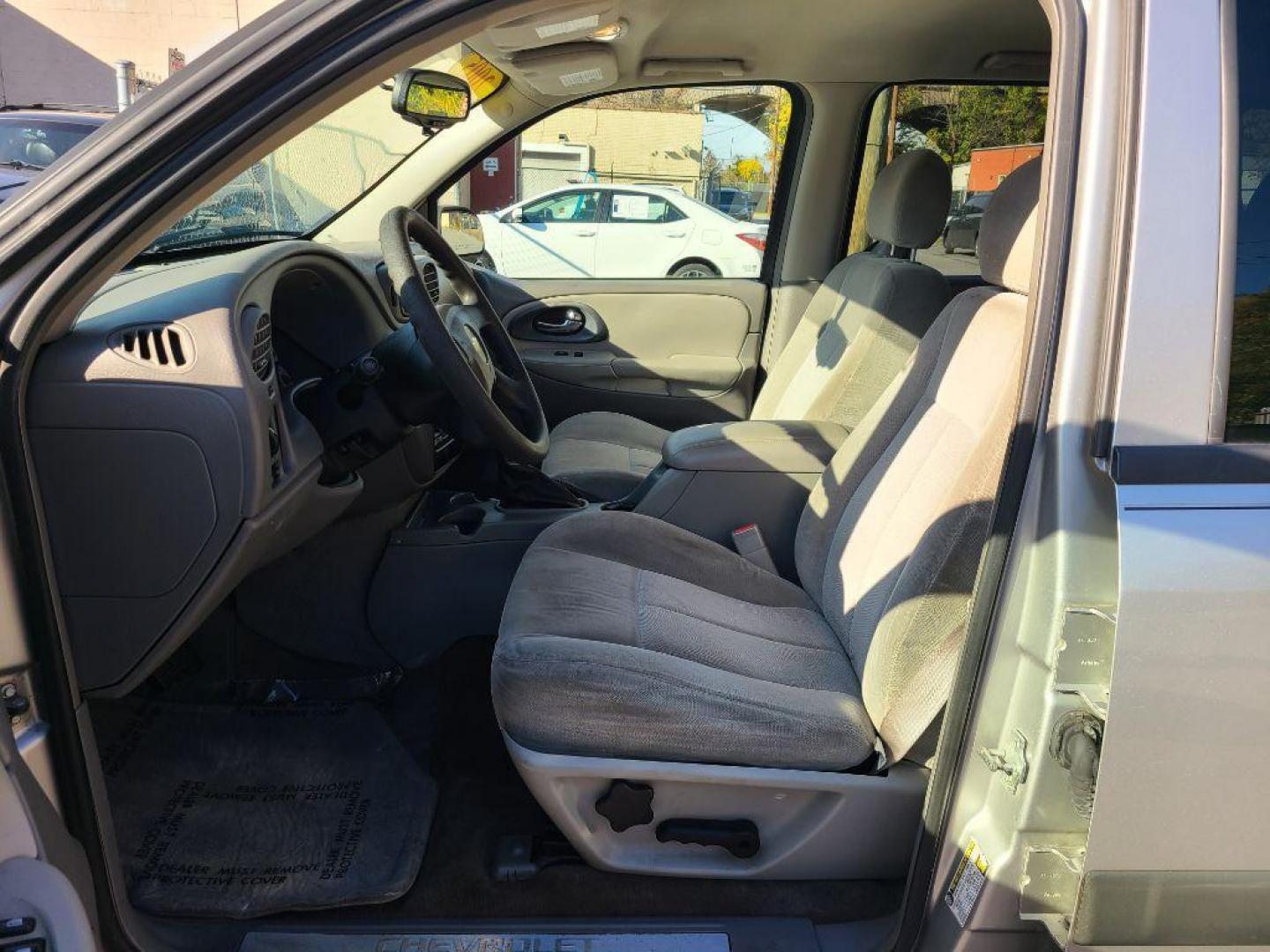 2005 SILVER CHEVROLET TRAILBLAZER LS (1GNDT13S052) with an 4.2L engine, Automatic transmission, located at 117 North Cameron Street, Harrisburg, PA, 17101, (717) 963-8962, 40.267021, -76.875351 - WE FINANCE!!! Good Credit/ Bad Credit/ No Credit - ALL Trade-Ins Welcomed!!! ***Guaranteed Credit Approval*** APPLY ONLINE or CALL us TODAY ;) Internet Prices and Marketplace Prices are SPECIAL discounted ***CASH DEALS*** Retail Prices are higher. Please call us to discuss your cash and finan - Photo#13