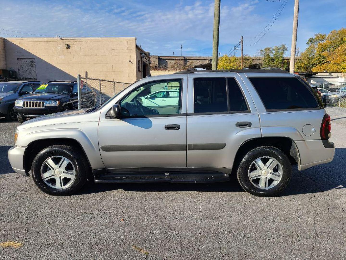 2005 SILVER CHEVROLET TRAILBLAZER LS (1GNDT13S052) with an 4.2L engine, Automatic transmission, located at 117 North Cameron Street, Harrisburg, PA, 17101, (717) 963-8962, 40.267021, -76.875351 - WE FINANCE!!! Good Credit/ Bad Credit/ No Credit - ALL Trade-Ins Welcomed!!! ***Guaranteed Credit Approval*** APPLY ONLINE or CALL us TODAY ;) Internet Prices and Marketplace Prices are SPECIAL discounted ***CASH DEALS*** Retail Prices are higher. Please call us to discuss your cash and finan - Photo#1