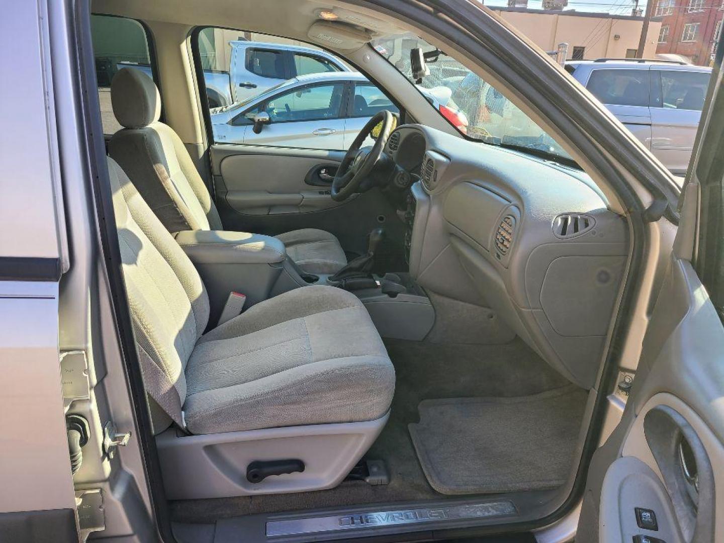 2005 SILVER CHEVROLET TRAILBLAZER LS (1GNDT13S052) with an 4.2L engine, Automatic transmission, located at 117 North Cameron Street, Harrisburg, PA, 17101, (717) 963-8962, 40.267021, -76.875351 - WE FINANCE!!! Good Credit/ Bad Credit/ No Credit - ALL Trade-Ins Welcomed!!! ***Guaranteed Credit Approval*** APPLY ONLINE or CALL us TODAY ;) Internet Prices and Marketplace Prices are SPECIAL discounted ***CASH DEALS*** Retail Prices are higher. Please call us to discuss your cash and finan - Photo#8