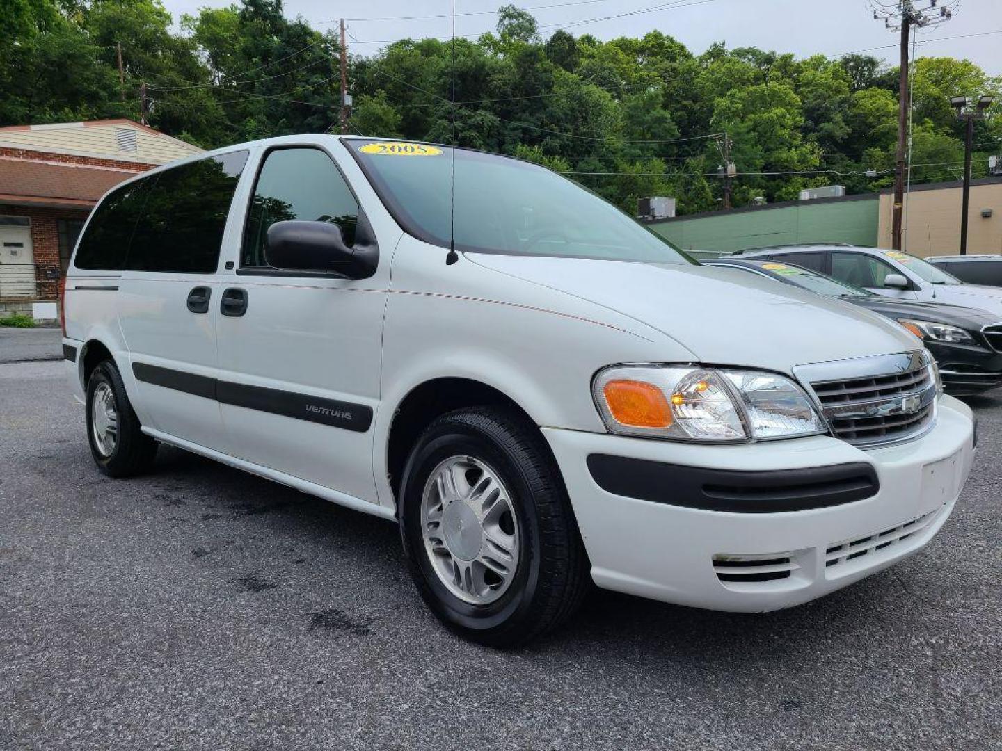 2005 WHITE CHEVROLET VENTURE LS (1GNDV23E55D) with an 3.4L engine, Automatic transmission, located at 117 North Cameron Street, Harrisburg, PA, 17101, (717) 963-8962, 40.267021, -76.875351 - Photo#6