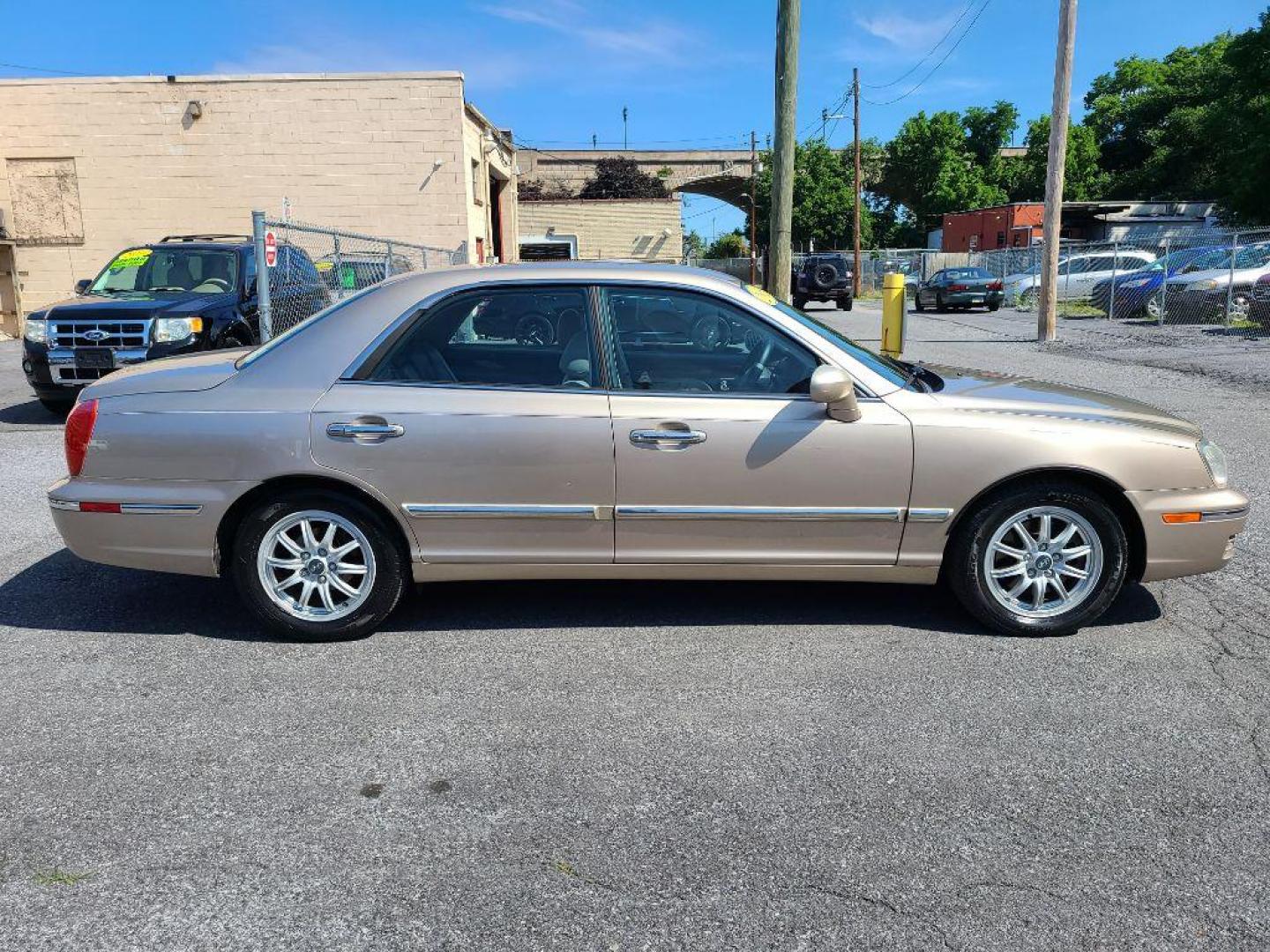 2005 TAN HYUNDAI XG 350 (KMHFU45E65A) with an 3.5L engine, Automatic transmission, located at 117 North Cameron Street, Harrisburg, PA, 17101, (717) 963-8962, 40.267021, -76.875351 - WE FINANCE!!! Good Credit/ Bad Credit/ No Credit - ALL Trade-Ins Welcomed!!! ***Guaranteed Credit Approval*** APPLY ONLINE or CALL us TODAY ;) Internet Prices and Marketplace Prices are SPECIAL discounted ***CASH DEALS*** Retail Prices are higher. Please call us to discuss your cash and finan - Photo#5