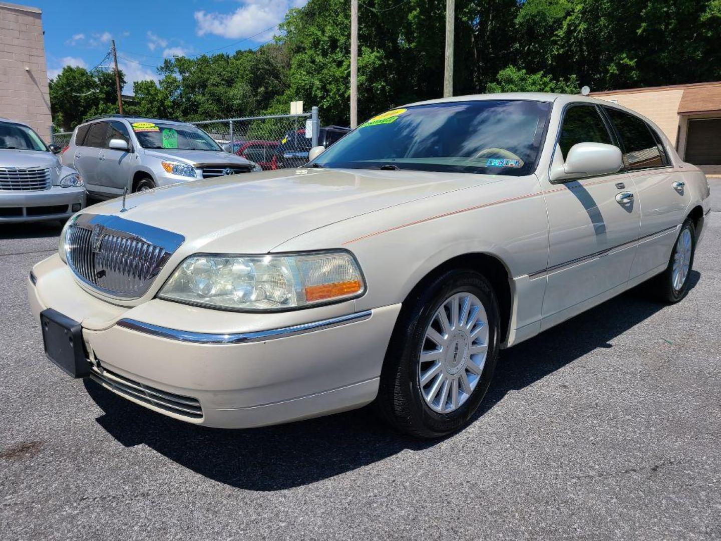 2005 WHITE LINCOLN TOWN CAR SIGNATURE (1LNHM81W65Y) with an 4.6L engine, Automatic transmission, located at 117 North Cameron Street, Harrisburg, PA, 17101, (717) 963-8962, 40.267021, -76.875351 - Photo#0