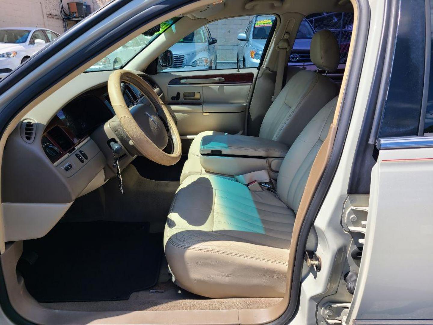 2005 WHITE LINCOLN TOWN CAR SIGNATURE (1LNHM81W65Y) with an 4.6L engine, Automatic transmission, located at 117 North Cameron Street, Harrisburg, PA, 17101, (717) 963-8962, 40.267021, -76.875351 - Photo#12