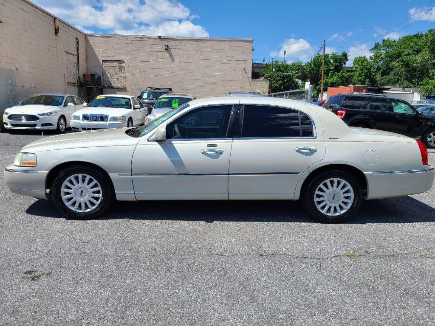 2005 WHITE LINCOLN TOWN CAR SIGNATURE (1LNHM81W65Y) with an 4.6L engine, Automatic transmission, located at 117 North Cameron Street, Harrisburg, PA, 17101, (717) 963-8962, 40.267021, -76.875351 - Photo#1