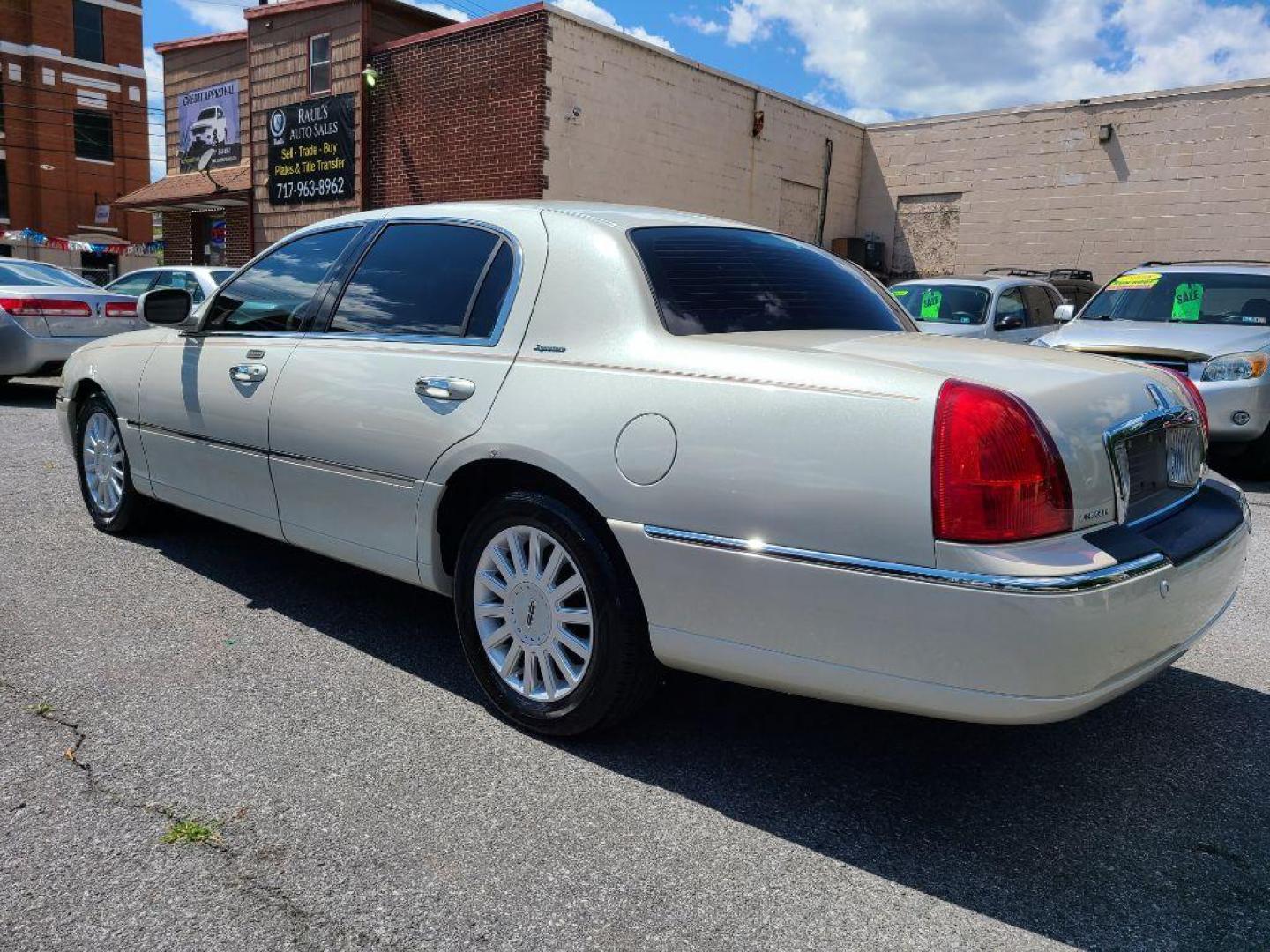 2005 WHITE LINCOLN TOWN CAR SIGNATURE (1LNHM81W65Y) with an 4.6L engine, Automatic transmission, located at 117 North Cameron Street, Harrisburg, PA, 17101, (717) 963-8962, 40.267021, -76.875351 - Photo#2