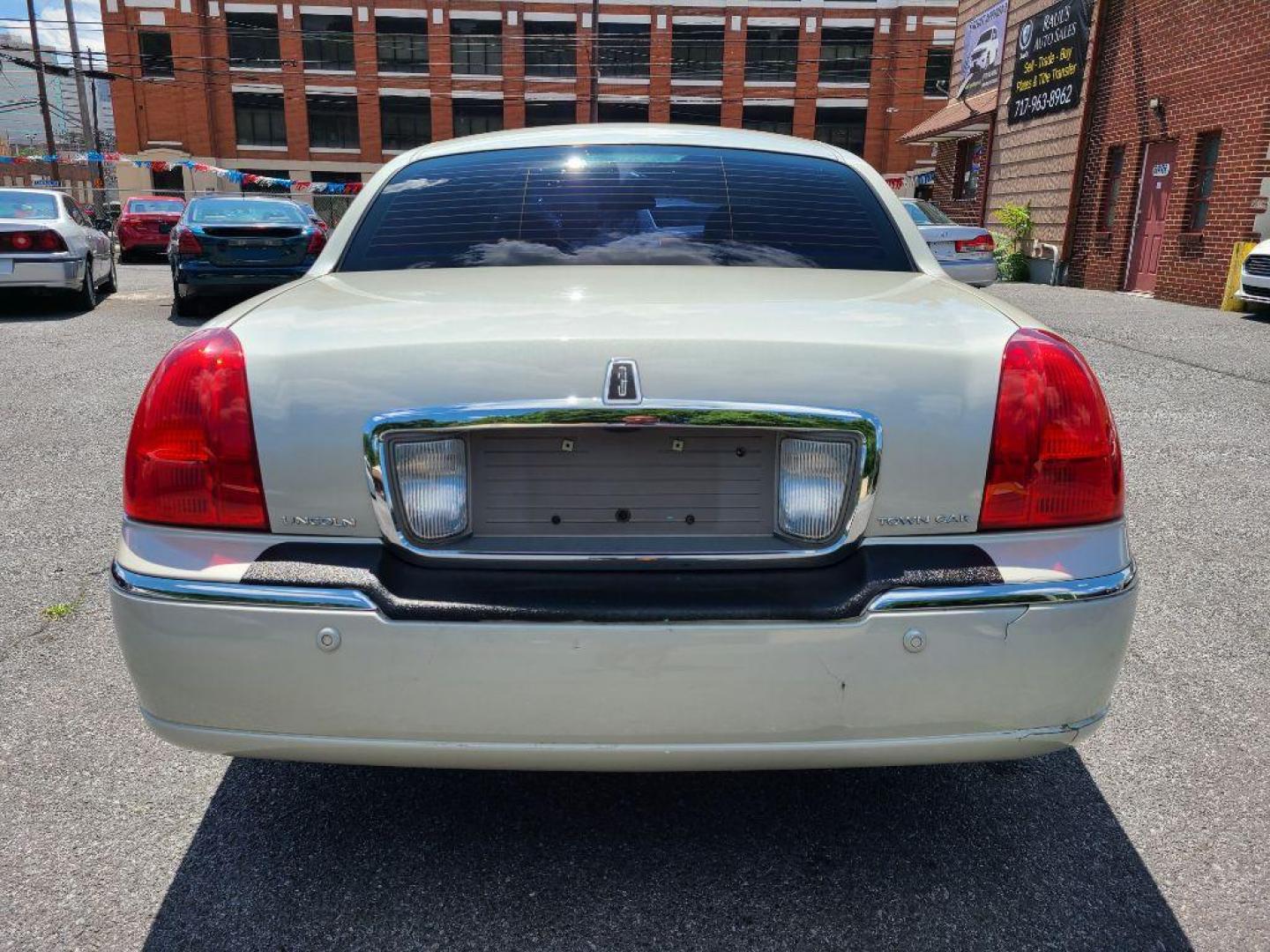 2005 WHITE LINCOLN TOWN CAR SIGNATURE (1LNHM81W65Y) with an 4.6L engine, Automatic transmission, located at 117 North Cameron Street, Harrisburg, PA, 17101, (717) 963-8962, 40.267021, -76.875351 - Photo#3