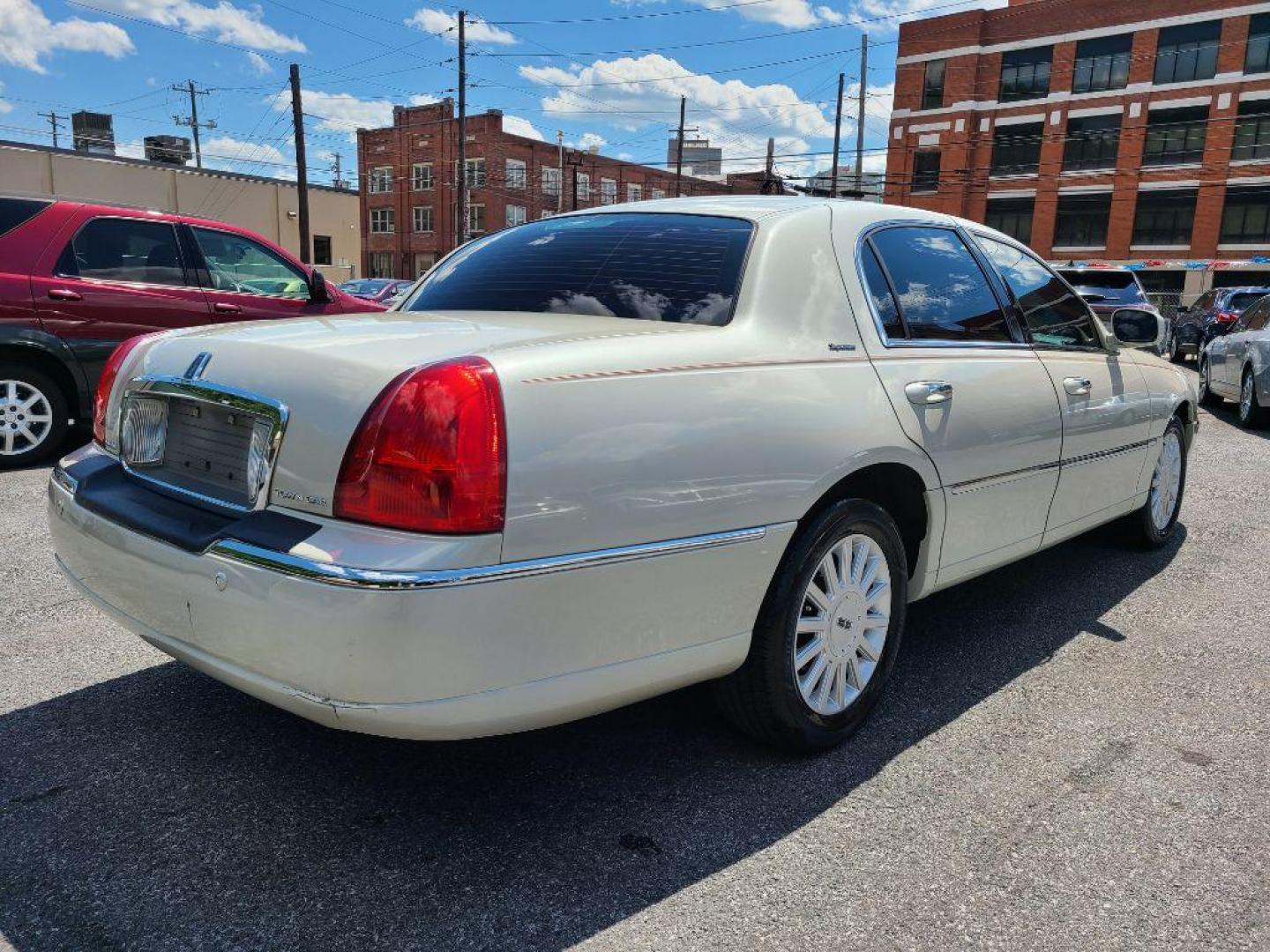 2005 WHITE LINCOLN TOWN CAR SIGNATURE (1LNHM81W65Y) with an 4.6L engine, Automatic transmission, located at 117 North Cameron Street, Harrisburg, PA, 17101, (717) 963-8962, 40.267021, -76.875351 - Photo#4