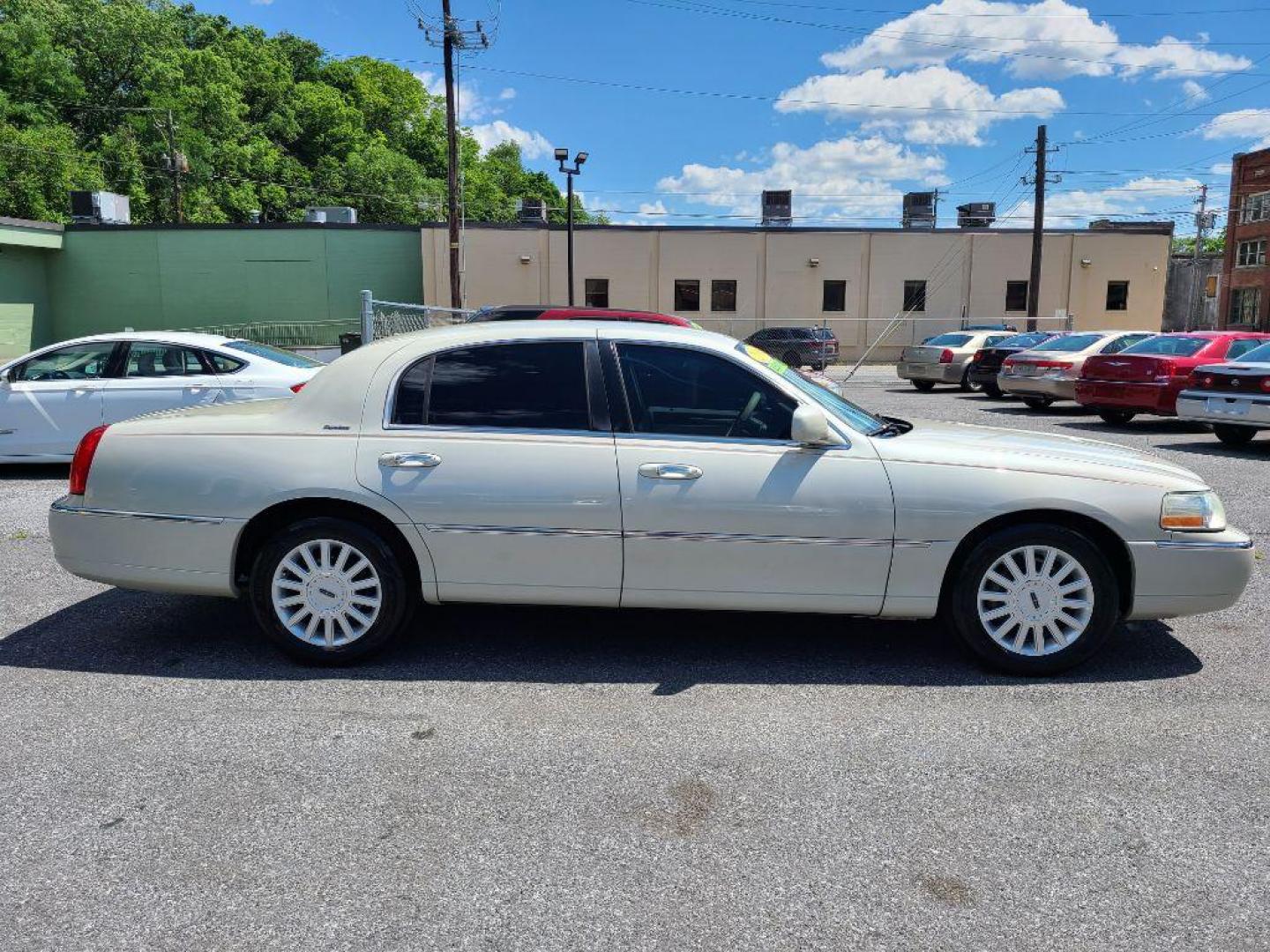 2005 WHITE LINCOLN TOWN CAR SIGNATURE (1LNHM81W65Y) with an 4.6L engine, Automatic transmission, located at 117 North Cameron Street, Harrisburg, PA, 17101, (717) 963-8962, 40.267021, -76.875351 - Photo#5