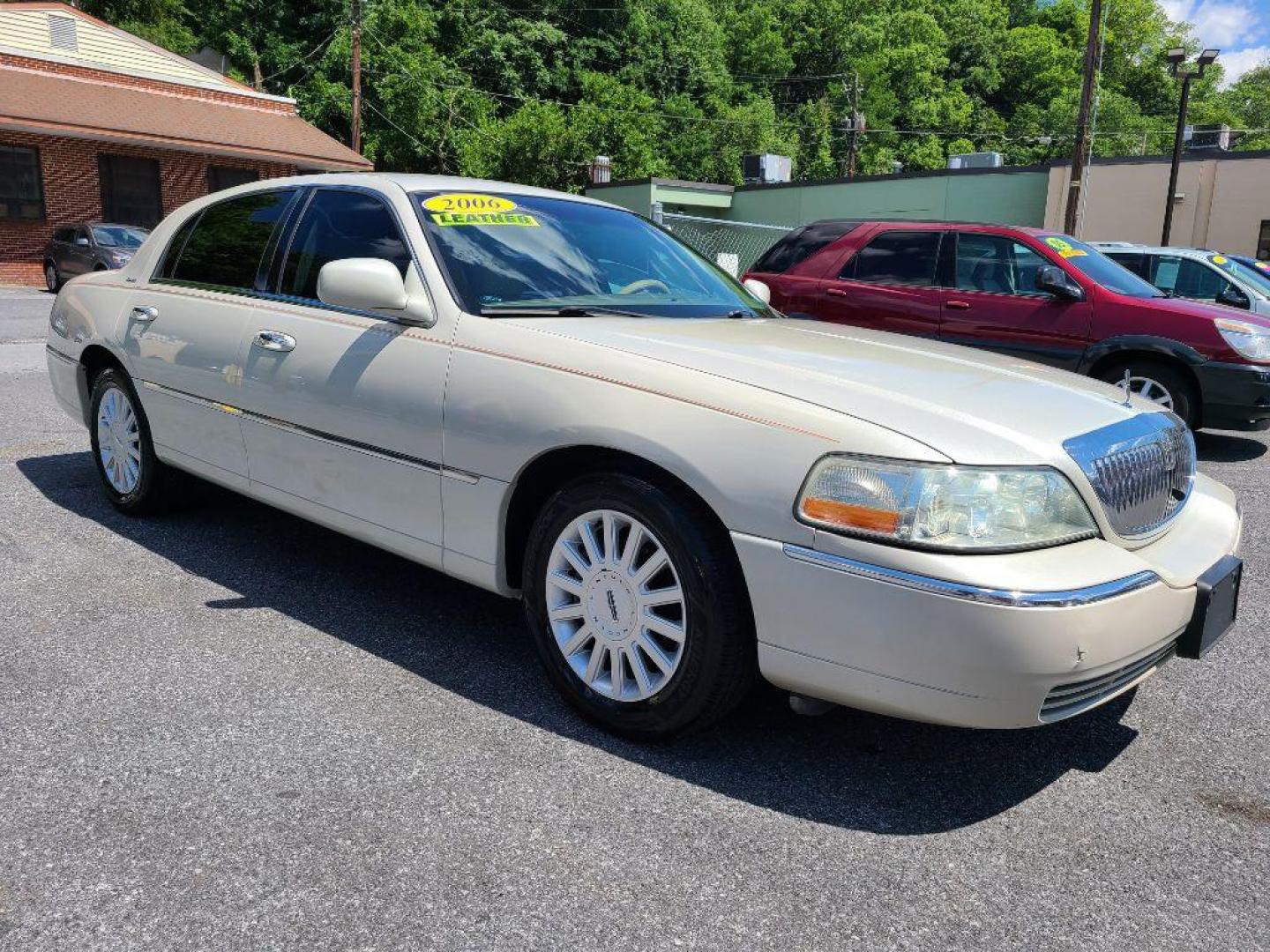 2005 WHITE LINCOLN TOWN CAR SIGNATURE (1LNHM81W65Y) with an 4.6L engine, Automatic transmission, located at 117 North Cameron Street, Harrisburg, PA, 17101, (717) 963-8962, 40.267021, -76.875351 - Photo#6