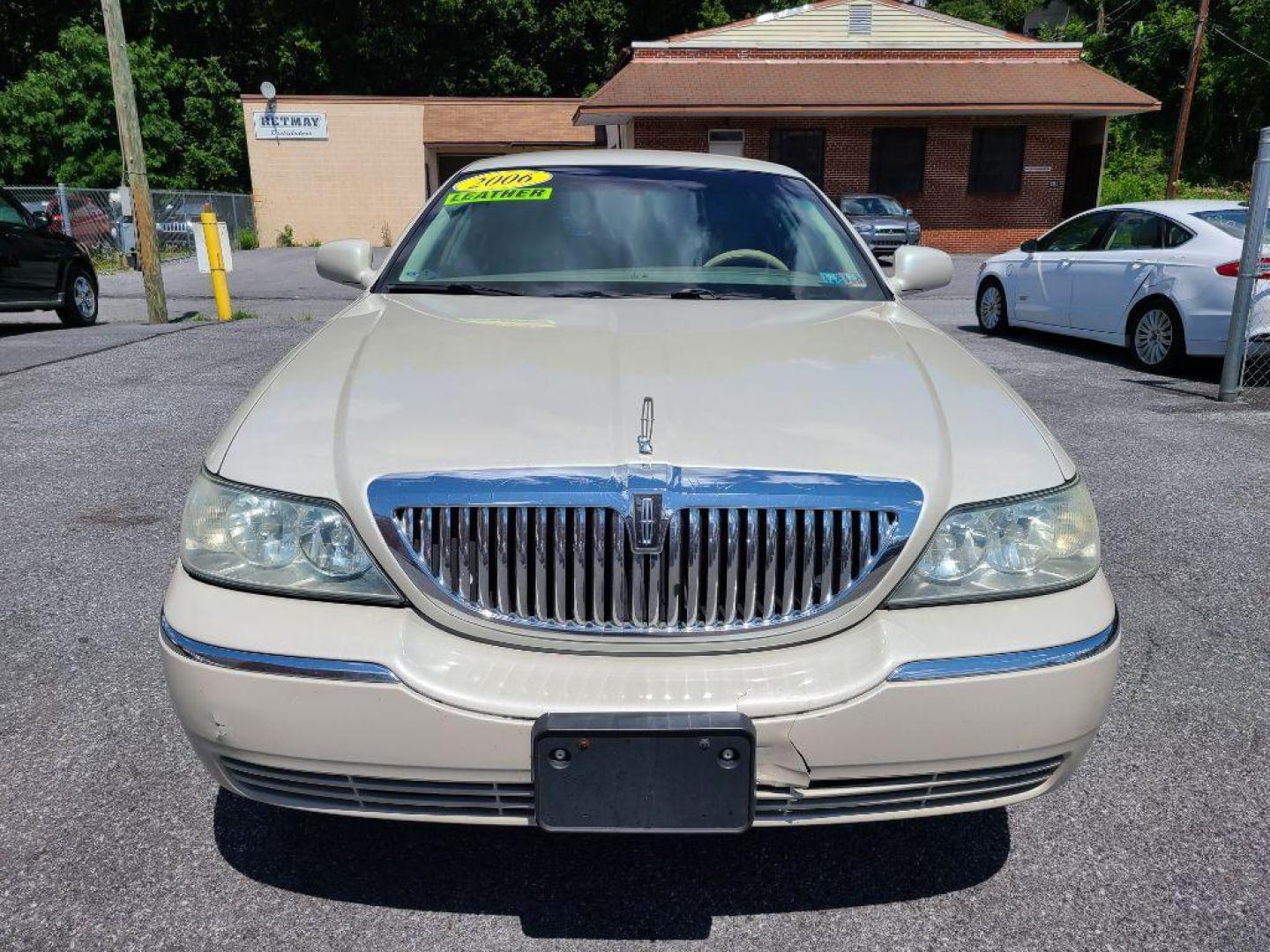 2005 WHITE LINCOLN TOWN CAR SIGNATURE (1LNHM81W65Y) with an 4.6L engine, Automatic transmission, located at 117 North Cameron Street, Harrisburg, PA, 17101, (717) 963-8962, 40.267021, -76.875351 - Photo#7