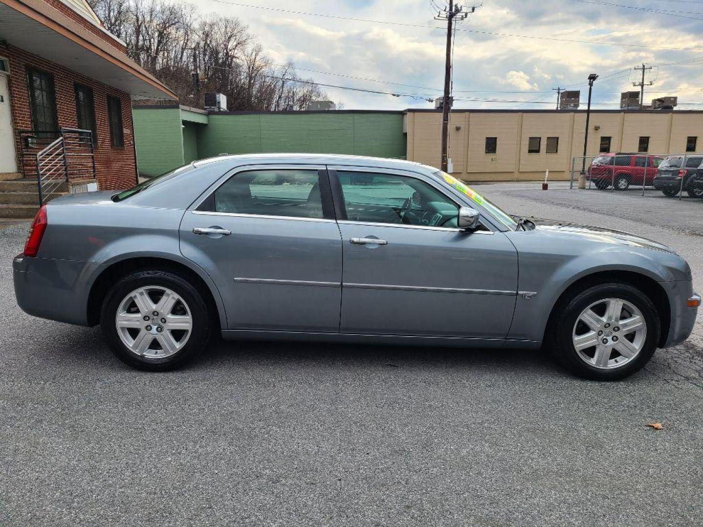 2006 GRAY CHRYSLER 300C AWD SDN (2C3LK63H26H) with an 5.7L engine, Automatic transmission, located at 117 North Cameron Street, Harrisburg, PA, 17101, (717) 963-8962, 40.267021, -76.875351 - WE FINANCE!!! Good Credit/ Bad Credit/ No Credit - ALL Trade-Ins Welcomed!!! ***Guaranteed Credit Approval*** APPLY ONLINE or CALL us TODAY ;) Internet Prices and Marketplace Prices are SPECIAL discounted ***CASH DEALS*** Retail Prices are higher. Please call us to discuss your cash and finan - Photo#3