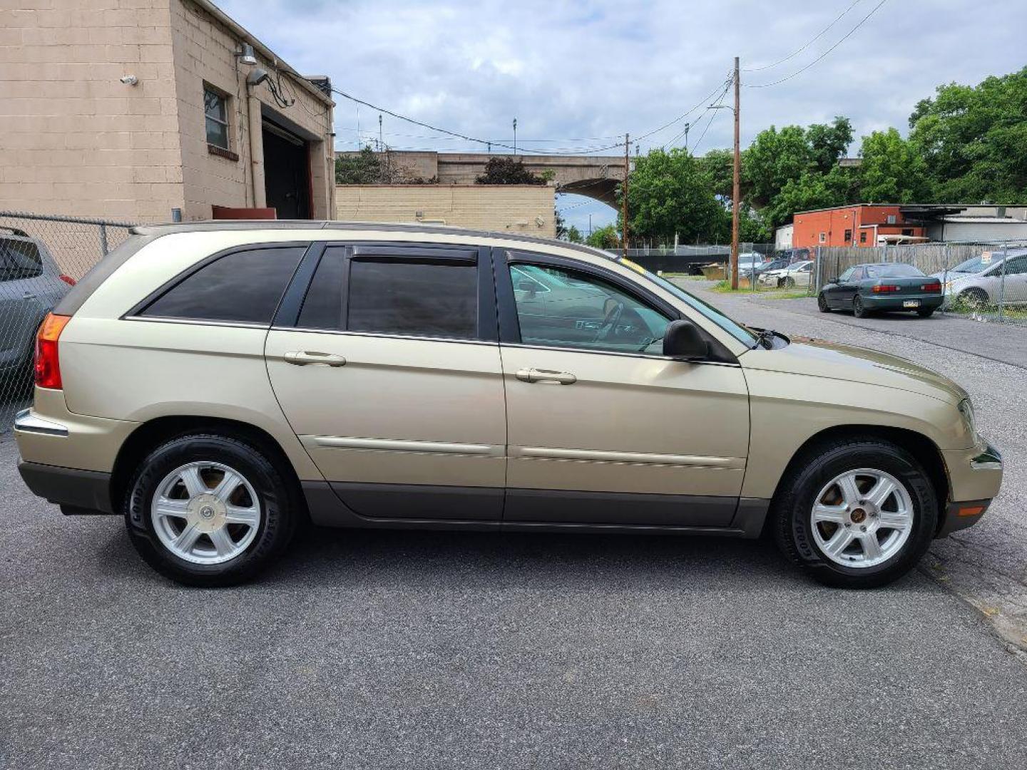 2006 GOLD CHRYSLER PACIFICA TOURING (2A4GM68436R) with an 3.5L engine, Automatic transmission, located at 117 North Cameron Street, Harrisburg, PA, 17101, (717) 963-8962, 40.267021, -76.875351 - WE FINANCE!!! Good Credit/ Bad Credit/ No Credit - ALL Trade-Ins Welcomed!!! ***Guaranteed Credit Approval*** APPLY ONLINE or CALL us TODAY ;) Internet Prices and Marketplace Prices are SPECIAL discounted ***CASH DEALS*** Retail Prices are higher. Please call us to discuss your cash and finan - Photo#5