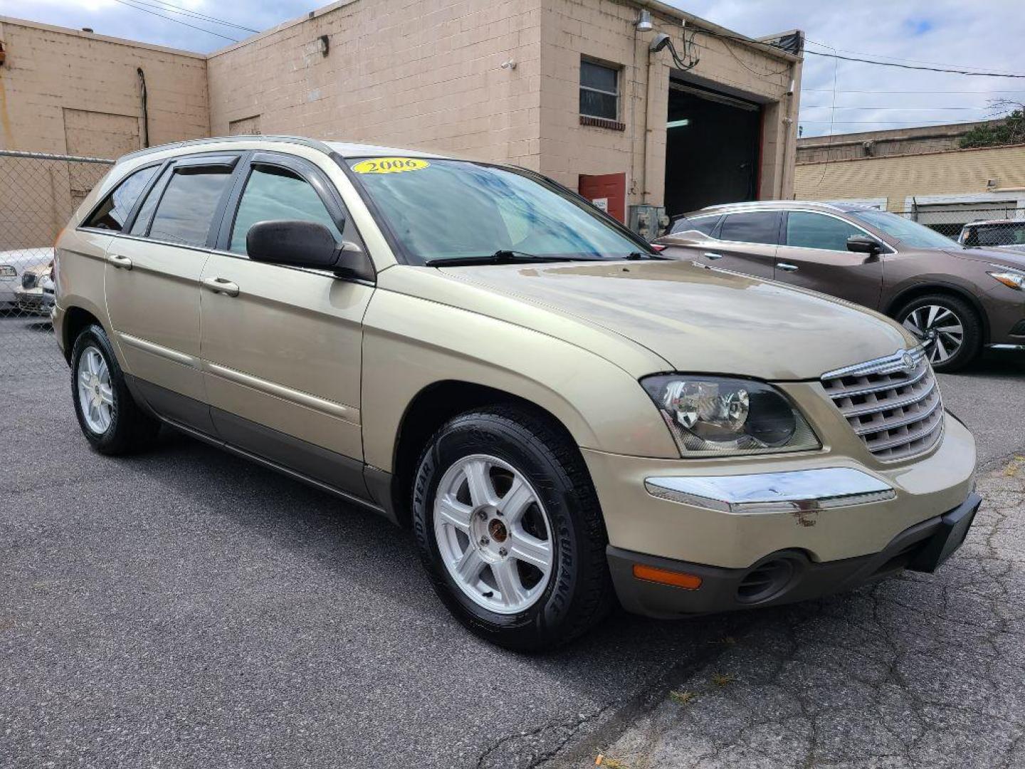 2006 GOLD CHRYSLER PACIFICA TOURING (2A4GM68436R) with an 3.5L engine, Automatic transmission, located at 117 North Cameron Street, Harrisburg, PA, 17101, (717) 963-8962, 40.267021, -76.875351 - WE FINANCE!!! Good Credit/ Bad Credit/ No Credit - ALL Trade-Ins Welcomed!!! ***Guaranteed Credit Approval*** APPLY ONLINE or CALL us TODAY ;) Internet Prices and Marketplace Prices are SPECIAL discounted ***CASH DEALS*** Retail Prices are higher. Please call us to discuss your cash and finan - Photo#6