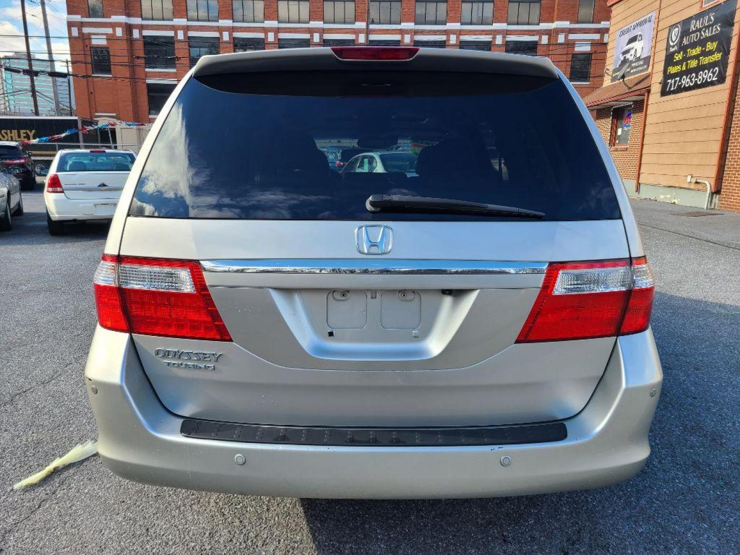 2006 SILVER HONDA ODYSSEY TOURING (5FNRL38816B) with an 3.5L engine, Automatic transmission, located at 117 North Cameron Street, Harrisburg, PA, 17101, (717) 963-8962, 40.267021, -76.875351 - WE FINANCE!!! Good Credit/ Bad Credit/ No Credit - ALL Trade-Ins Welcomed!!! ***Guaranteed Credit Approval*** APPLY ONLINE or CALL us TODAY ;) Internet Prices and Marketplace Prices are SPECIAL discounted ***CASH DEALS*** Retail Prices are higher. Please call us to discuss your cash and finan - Photo#3