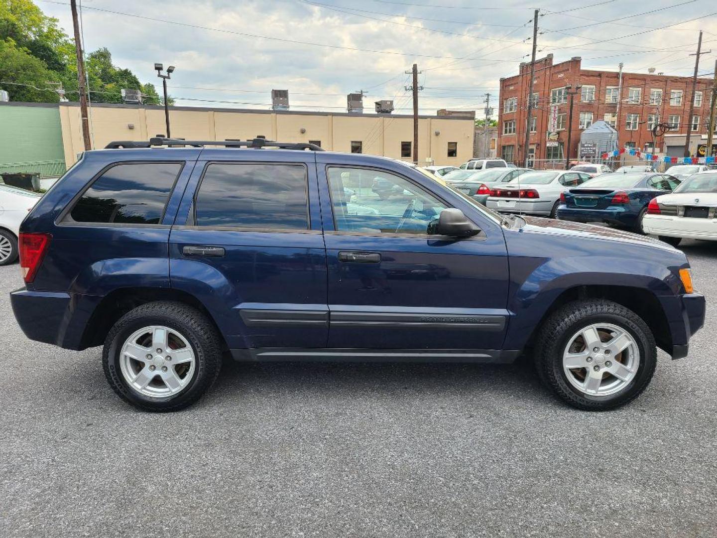 2006 BLUE JEEP GRAND CHEROKEE LAREDO (1J4GR48K46C) with an 3.7L engine, Automatic transmission, located at 117 North Cameron Street, Harrisburg, PA, 17101, (717) 963-8962, 40.267021, -76.875351 - WE FINANCE!!! Good Credit/ Bad Credit/ No Credit - ALL Trade-Ins Welcomed!!! ***Guaranteed Credit Approval*** APPLY ONLINE or CALL us TODAY ;) Internet Prices and Marketplace Prices are SPECIAL discounted ***CASH DEALS*** Retail Prices are higher. Please call us to discuss your cash and finan - Photo#5