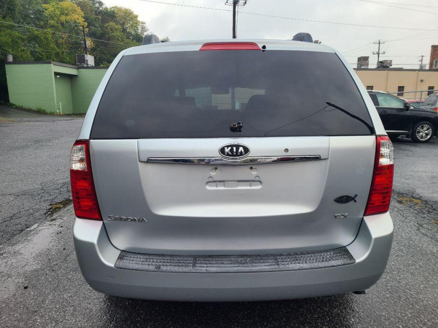 2006 SILVER KIA SEDONA EX (KNDMB233066) with an 3.8L engine, Automatic transmission, located at 7981 Paxton Street, Harrisburg, PA, 17111, (717) 561-2926, 40.261490, -76.749229 - WE FINANCE!!! Good Credit/ Bad Credit/ No Credit - ALL Trade-Ins Welcomed!!! ***Guaranteed Credit Approval*** APPLY ONLINE or CALL us TODAY ;) Internet Prices and Marketplace Prices are SPECIAL discounted ***CASH DEALS*** Retail Prices are higher. Please call us to discuss your cash and finan - Photo#3