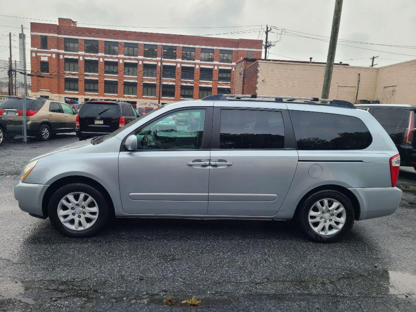 2006 SILVER KIA SEDONA EX (KNDMB233066) with an 3.8L engine, Automatic transmission, located at 7981 Paxton Street, Harrisburg, PA, 17111, (717) 561-2926, 40.261490, -76.749229 - WE FINANCE!!! Good Credit/ Bad Credit/ No Credit - ALL Trade-Ins Welcomed!!! ***Guaranteed Credit Approval*** APPLY ONLINE or CALL us TODAY ;) Internet Prices and Marketplace Prices are SPECIAL discounted ***CASH DEALS*** Retail Prices are higher. Please call us to discuss your cash and finan - Photo#4