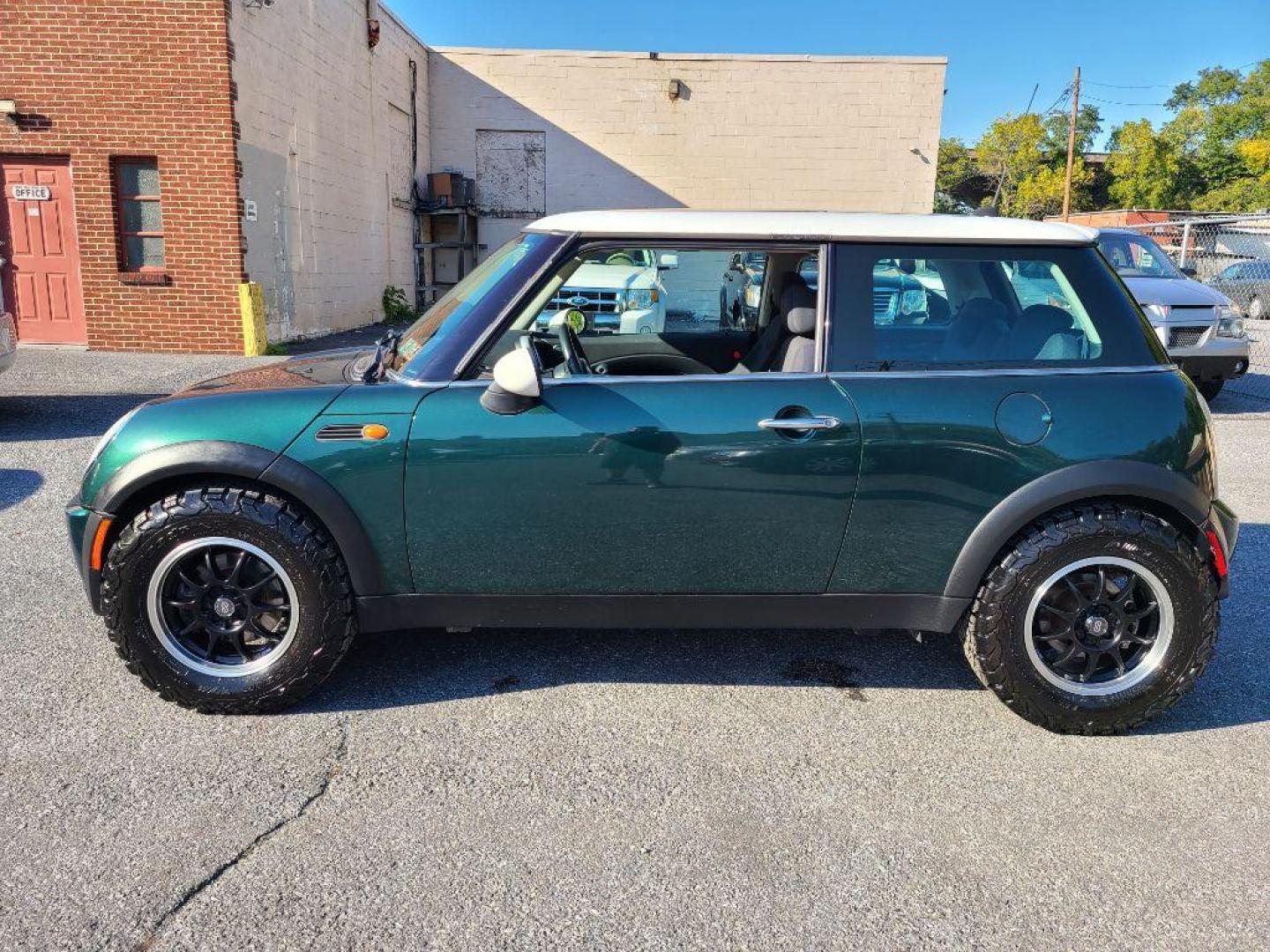 2006 GREEN MINI COOPER HATCHBACK (WMWRC33576T) with an 1.6L engine, Continuously Variable transmission, located at 117 North Cameron Street, Harrisburg, PA, 17101, (717) 963-8962, 40.267021, -76.875351 - WE FINANCE!!! Good Credit/ Bad Credit/ No Credit - ALL Trade-Ins Welcomed!!! ***Guaranteed Credit Approval*** APPLY ONLINE or CALL us TODAY ;) Internet Prices and Marketplace Prices are SPECIAL discounted ***CASH DEALS*** Retail Prices are higher. Please call us to discuss your cash and finan - Photo#1