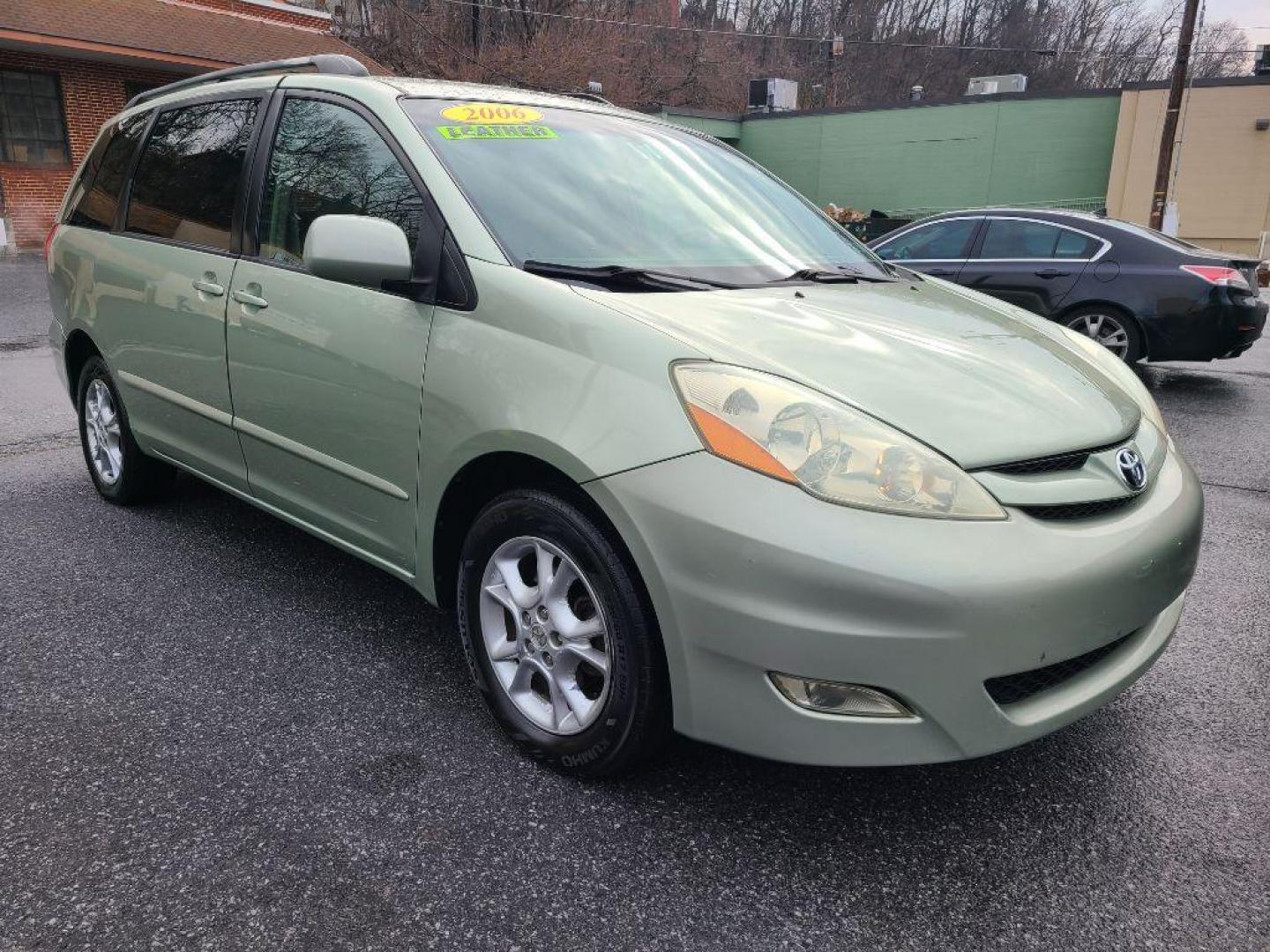 2006 GREEN TOYOTA SIENNA XLE (5TDBA22C46S) with an 3.3L engine, Automatic transmission, located at 117 North Cameron Street, Harrisburg, PA, 17101, (717) 963-8962, 40.267021, -76.875351 - WE FINANCE!!! Good Credit/ Bad Credit/ No Credit - ALL Trade-Ins Welcomed!!! ***Guaranteed Credit Approval*** APPLY ONLINE or CALL us TODAY ;) Internet Prices and Marketplace Prices are SPECIAL discounted ***CASH DEALS*** Retail Prices are higher. Please call us to discuss your cash and finan - Photo#6