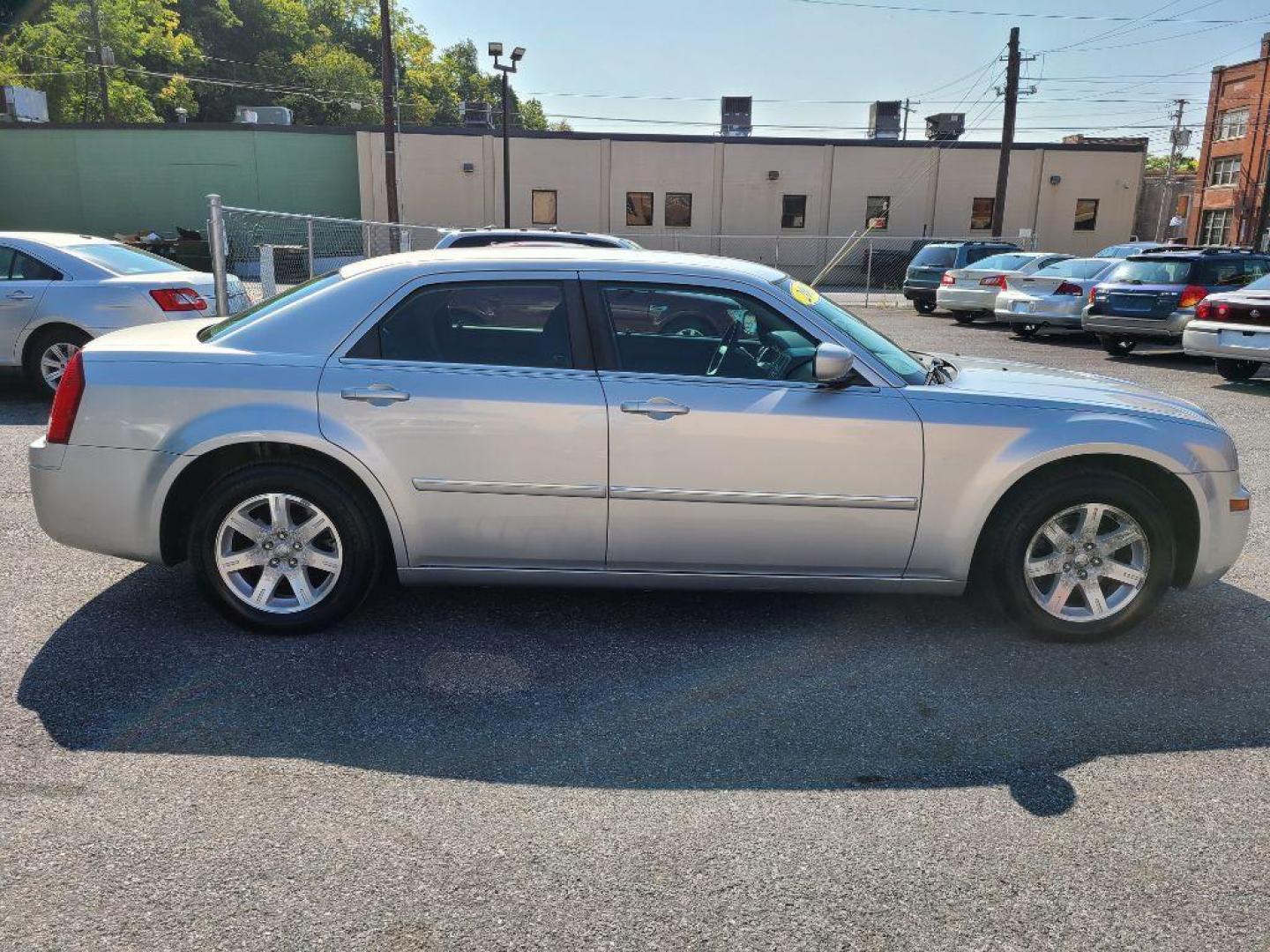 2007 SILVER CHRYSLER 300 SEDAN (2C3LA43R67H) with an 2.7L engine, Automatic transmission, located at 117 North Cameron Street, Harrisburg, PA, 17101, (717) 963-8962, 40.267021, -76.875351 - WE FINANCE!!! Good Credit/ Bad Credit/ No Credit - ALL Trade-Ins Welcomed!!! ***Guaranteed Credit Approval*** APPLY ONLINE or CALL us TODAY ;) Internet Prices and Marketplace Prices are SPECIAL discounted ***CASH DEALS*** Retail Prices are higher. Please call us to discuss your cash and finan - Photo#5