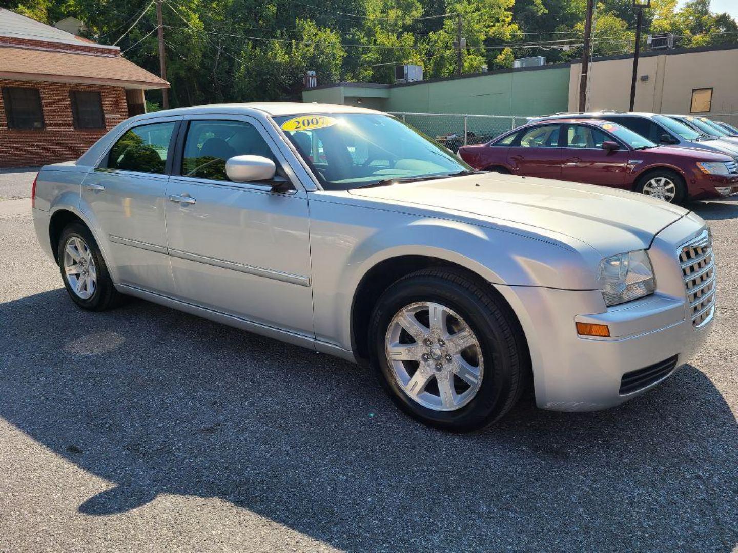 2007 SILVER CHRYSLER 300 SEDAN (2C3LA43R67H) with an 2.7L engine, Automatic transmission, located at 117 North Cameron Street, Harrisburg, PA, 17101, (717) 963-8962, 40.267021, -76.875351 - WE FINANCE!!! Good Credit/ Bad Credit/ No Credit - ALL Trade-Ins Welcomed!!! ***Guaranteed Credit Approval*** APPLY ONLINE or CALL us TODAY ;) Internet Prices and Marketplace Prices are SPECIAL discounted ***CASH DEALS*** Retail Prices are higher. Please call us to discuss your cash and finan - Photo#6