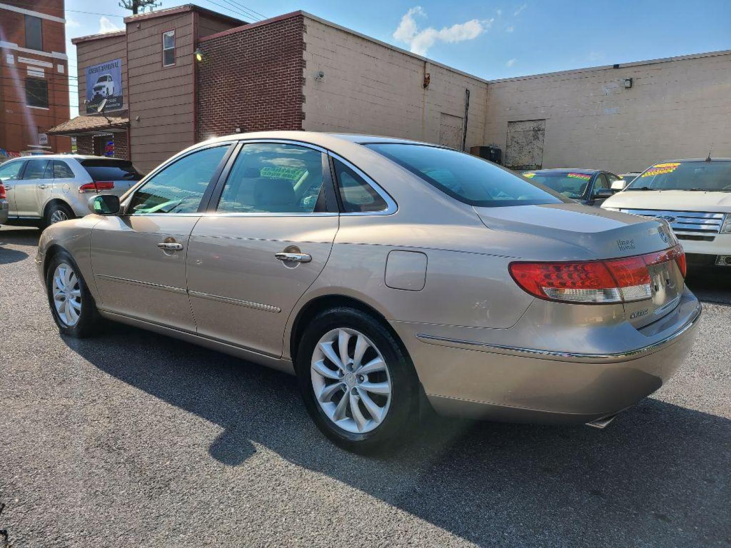 2007 GOLD HYUNDAI AZERA SE (KMHFC46F77A) with an 3.8L engine, Automatic transmission, located at 117 North Cameron Street, Harrisburg, PA, 17101, (717) 963-8962, 40.267021, -76.875351 - WE FINANCE!!! Good Credit/ Bad Credit/ No Credit - ALL Trade-Ins Welcomed!!! ***Guaranteed Credit Approval*** APPLY ONLINE or CALL us TODAY ;) Internet Prices and Marketplace Prices are SPECIAL discounted ***CASH DEALS*** Retail Prices are higher. Please call us to discuss your cash and finan - Photo#2