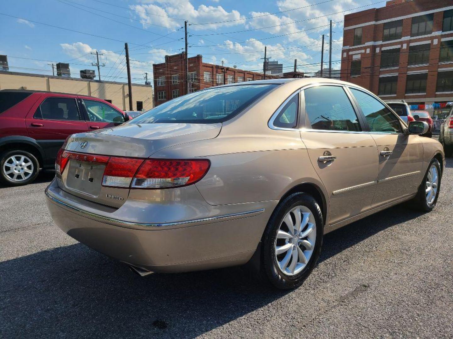 2007 GOLD HYUNDAI AZERA SE (KMHFC46F77A) with an 3.8L engine, Automatic transmission, located at 117 North Cameron Street, Harrisburg, PA, 17101, (717) 963-8962, 40.267021, -76.875351 - WE FINANCE!!! Good Credit/ Bad Credit/ No Credit - ALL Trade-Ins Welcomed!!! ***Guaranteed Credit Approval*** APPLY ONLINE or CALL us TODAY ;) Internet Prices and Marketplace Prices are SPECIAL discounted ***CASH DEALS*** Retail Prices are higher. Please call us to discuss your cash and finan - Photo#4