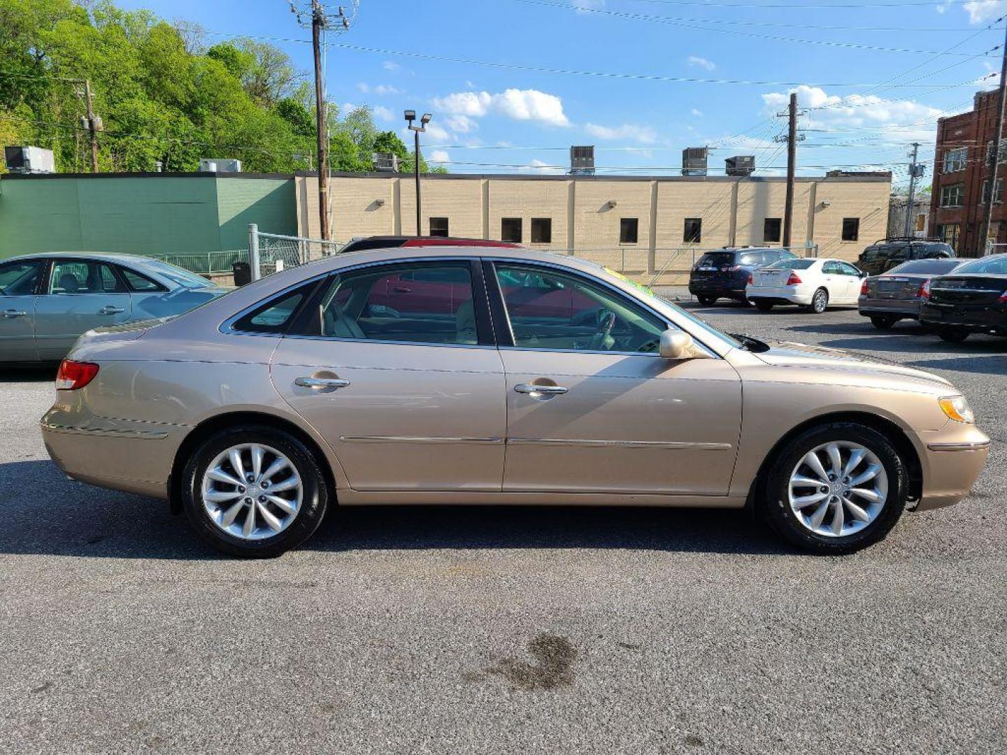 2007 GOLD HYUNDAI AZERA SE (KMHFC46F77A) with an 3.8L engine, Automatic transmission, located at 117 North Cameron Street, Harrisburg, PA, 17101, (717) 963-8962, 40.267021, -76.875351 - WE FINANCE!!! Good Credit/ Bad Credit/ No Credit - ALL Trade-Ins Welcomed!!! ***Guaranteed Credit Approval*** APPLY ONLINE or CALL us TODAY ;) Internet Prices and Marketplace Prices are SPECIAL discounted ***CASH DEALS*** Retail Prices are higher. Please call us to discuss your cash and finan - Photo#5