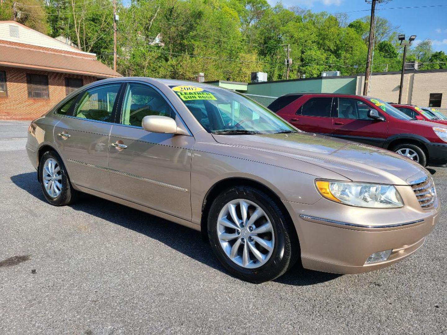 2007 GOLD HYUNDAI AZERA SE (KMHFC46F77A) with an 3.8L engine, Automatic transmission, located at 117 North Cameron Street, Harrisburg, PA, 17101, (717) 963-8962, 40.267021, -76.875351 - WE FINANCE!!! Good Credit/ Bad Credit/ No Credit - ALL Trade-Ins Welcomed!!! ***Guaranteed Credit Approval*** APPLY ONLINE or CALL us TODAY ;) Internet Prices and Marketplace Prices are SPECIAL discounted ***CASH DEALS*** Retail Prices are higher. Please call us to discuss your cash and finan - Photo#6