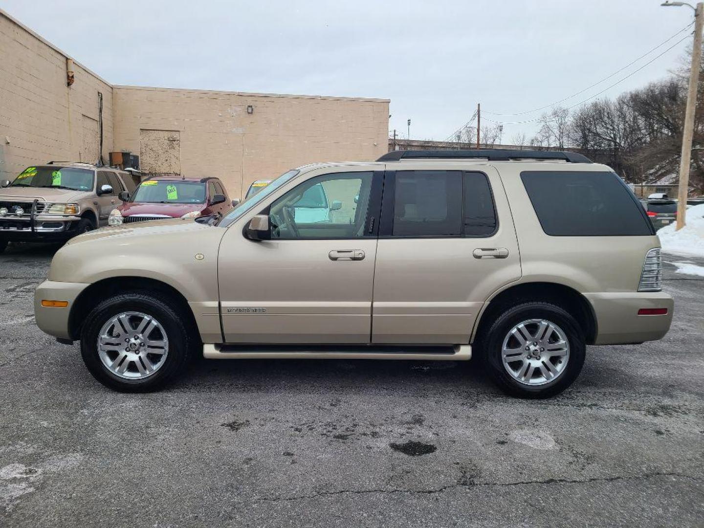 2007 GOLD MERCURY MOUNTAINEER LUXURY (4M2EU47E37U) with an 4.0L engine, Automatic transmission, located at 117 North Cameron Street, Harrisburg, PA, 17101, (717) 963-8962, 40.267021, -76.875351 - Photo#1