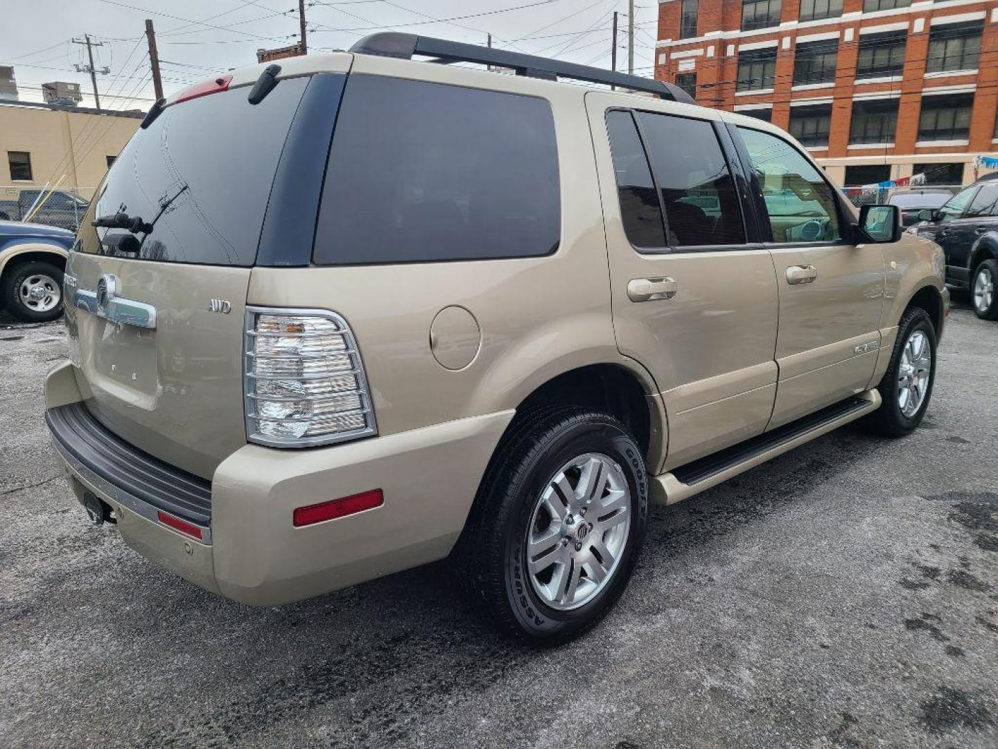 2007 GOLD MERCURY MOUNTAINEER LUXURY (4M2EU47E37U) with an 4.0L engine, Automatic transmission, located at 117 North Cameron Street, Harrisburg, PA, 17101, (717) 963-8962, 40.267021, -76.875351 - Photo#4