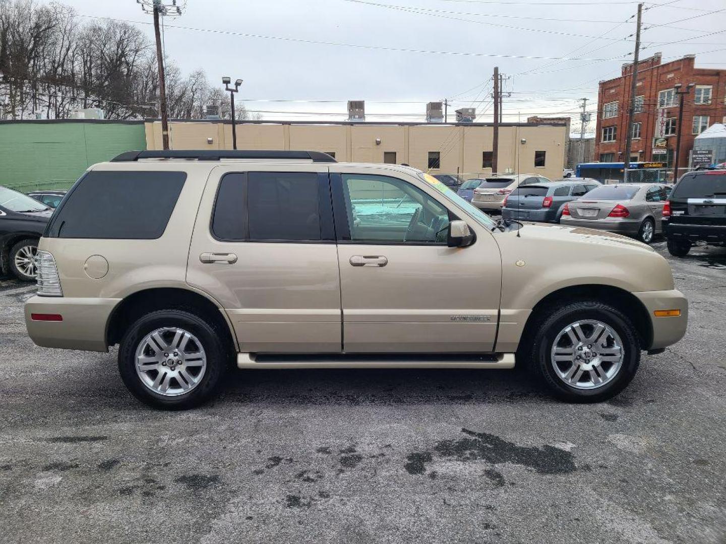 2007 GOLD MERCURY MOUNTAINEER LUXURY (4M2EU47E37U) with an 4.0L engine, Automatic transmission, located at 117 North Cameron Street, Harrisburg, PA, 17101, (717) 963-8962, 40.267021, -76.875351 - Photo#5