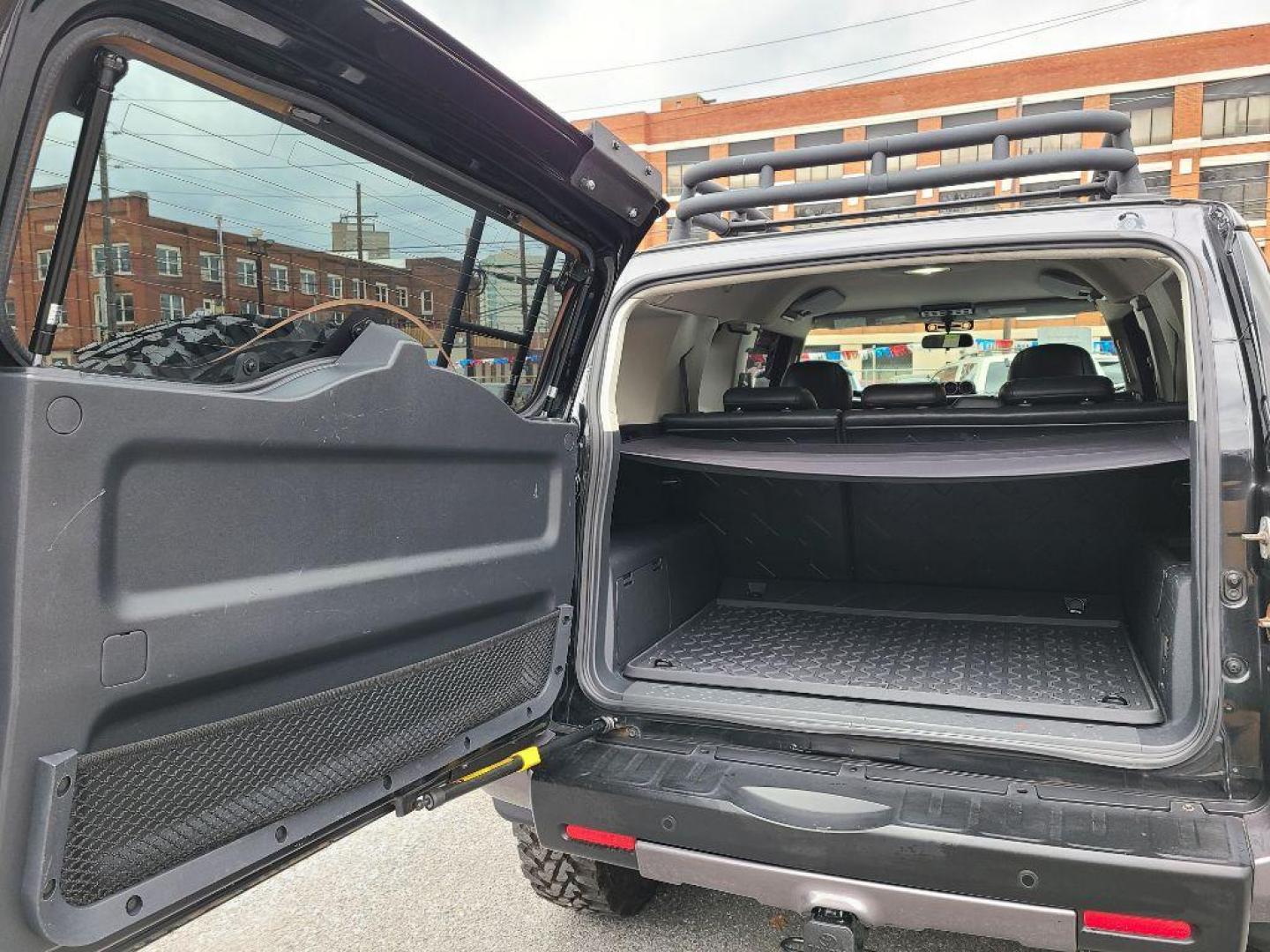 2007 BLACK TOYOTA FJ CRUISER UTILITY (JTEBU11F270) with an 4.0L engine, Automatic transmission, located at 117 North Cameron Street, Harrisburg, PA, 17101, (717) 963-8962, 40.267021, -76.875351 - CASH DEAL $22,995 - Photo#11