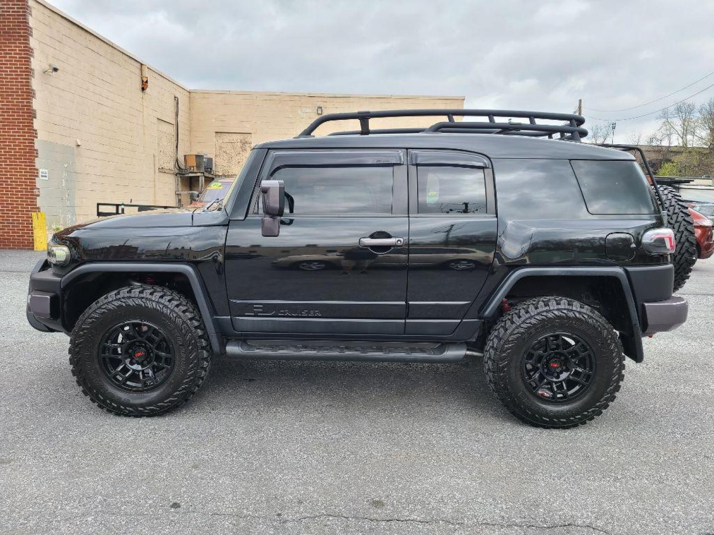 2007 BLACK TOYOTA FJ CRUISER UTILITY (JTEBU11F270) with an 4.0L engine, Automatic transmission, located at 117 North Cameron Street, Harrisburg, PA, 17101, (717) 963-8962, 40.267021, -76.875351 - CASH DEAL $22,995 - Photo#1