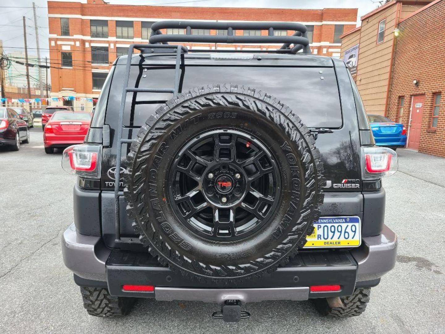 2007 BLACK TOYOTA FJ CRUISER UTILITY (JTEBU11F270) with an 4.0L engine, Automatic transmission, located at 117 North Cameron Street, Harrisburg, PA, 17101, (717) 963-8962, 40.267021, -76.875351 - CASH DEAL $22,995 - Photo#3