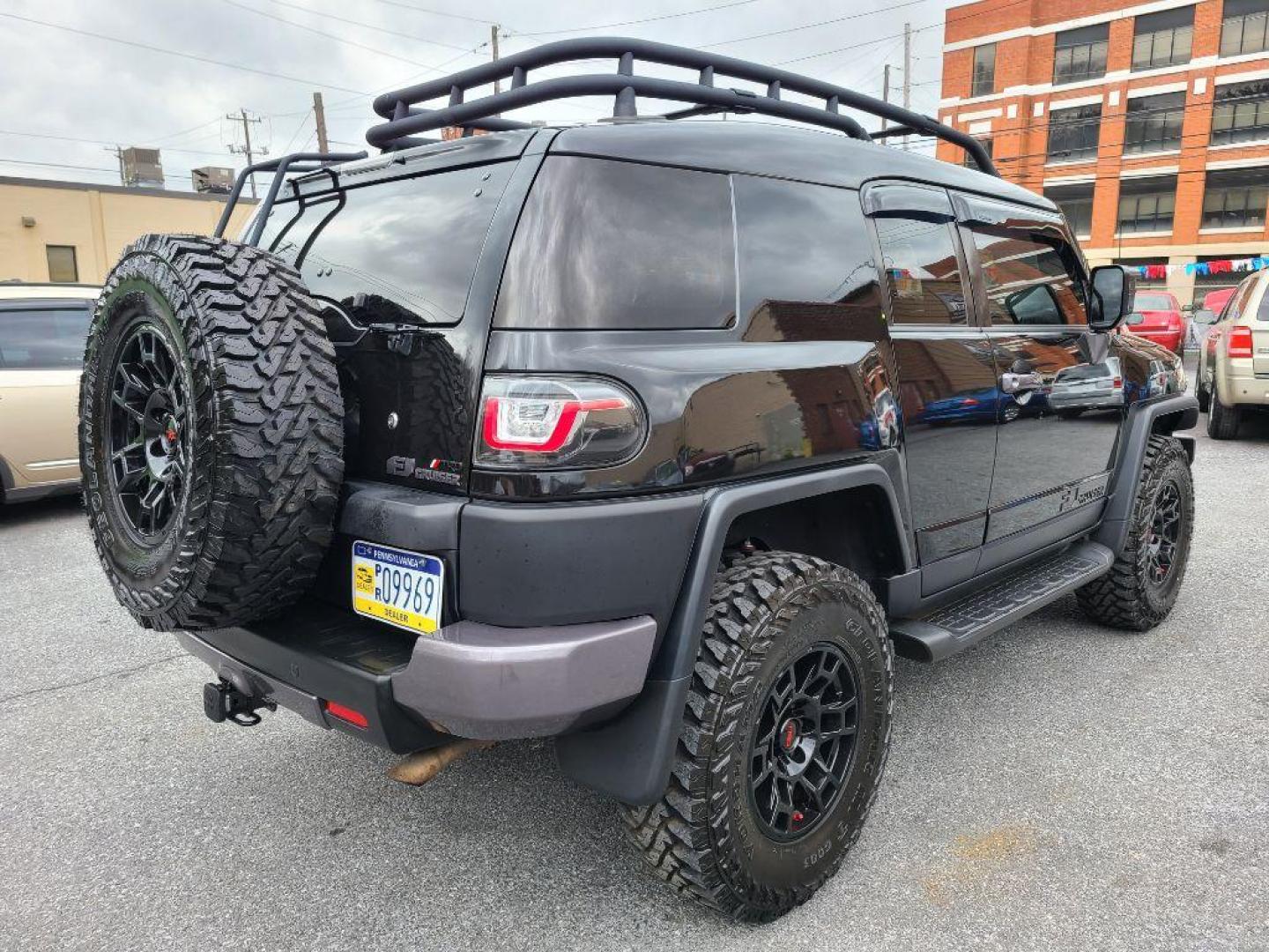 2007 BLACK TOYOTA FJ CRUISER UTILITY (JTEBU11F270) with an 4.0L engine, Automatic transmission, located at 117 North Cameron Street, Harrisburg, PA, 17101, (717) 963-8962, 40.267021, -76.875351 - CASH DEAL $22,995 - Photo#4