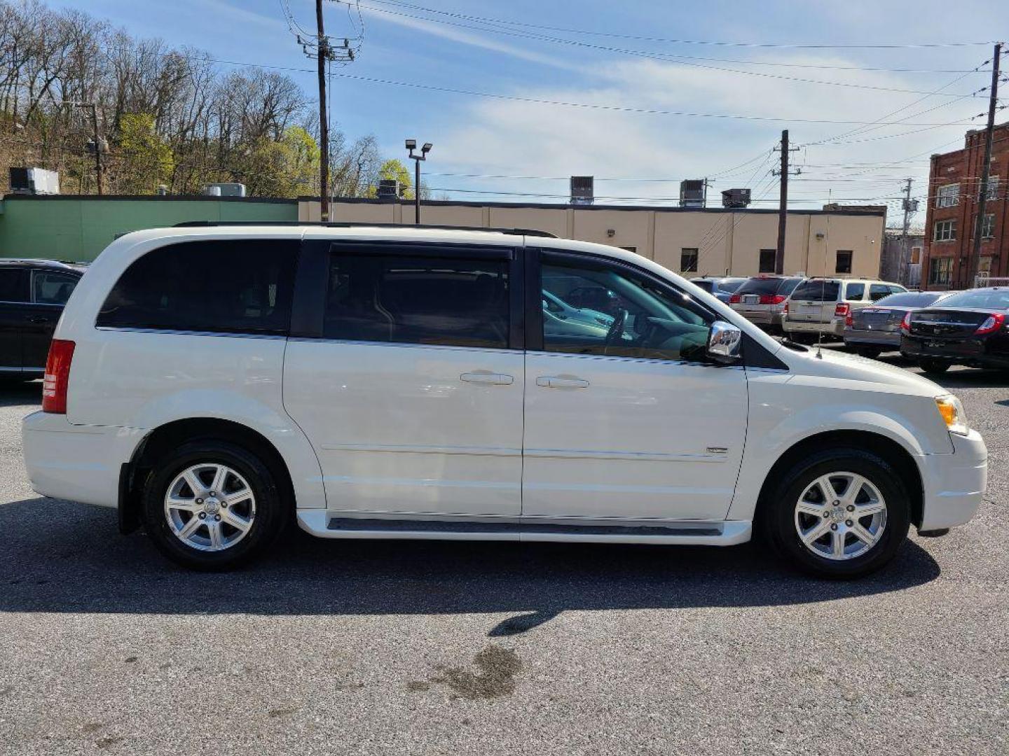 2008 WHITE CHRYSLER TOWN and COUNTRY TOURING (2A8HR54P88R) with an 3.8L engine, Automatic transmission, located at 117 North Cameron Street, Harrisburg, PA, 17101, (717) 963-8962, 40.267021, -76.875351 - WE FINANCE!!! Good Credit/ Bad Credit/ No Credit - ALL Trade-Ins Welcomed!!! ***Guaranteed Credit Approval*** APPLY ONLINE or CALL us TODAY ;) Internet Prices and Marketplace Prices are SPECIAL discounted ***CASH DEALS*** Retail Prices are higher. Please call us to discuss your cash and finan - Photo#5