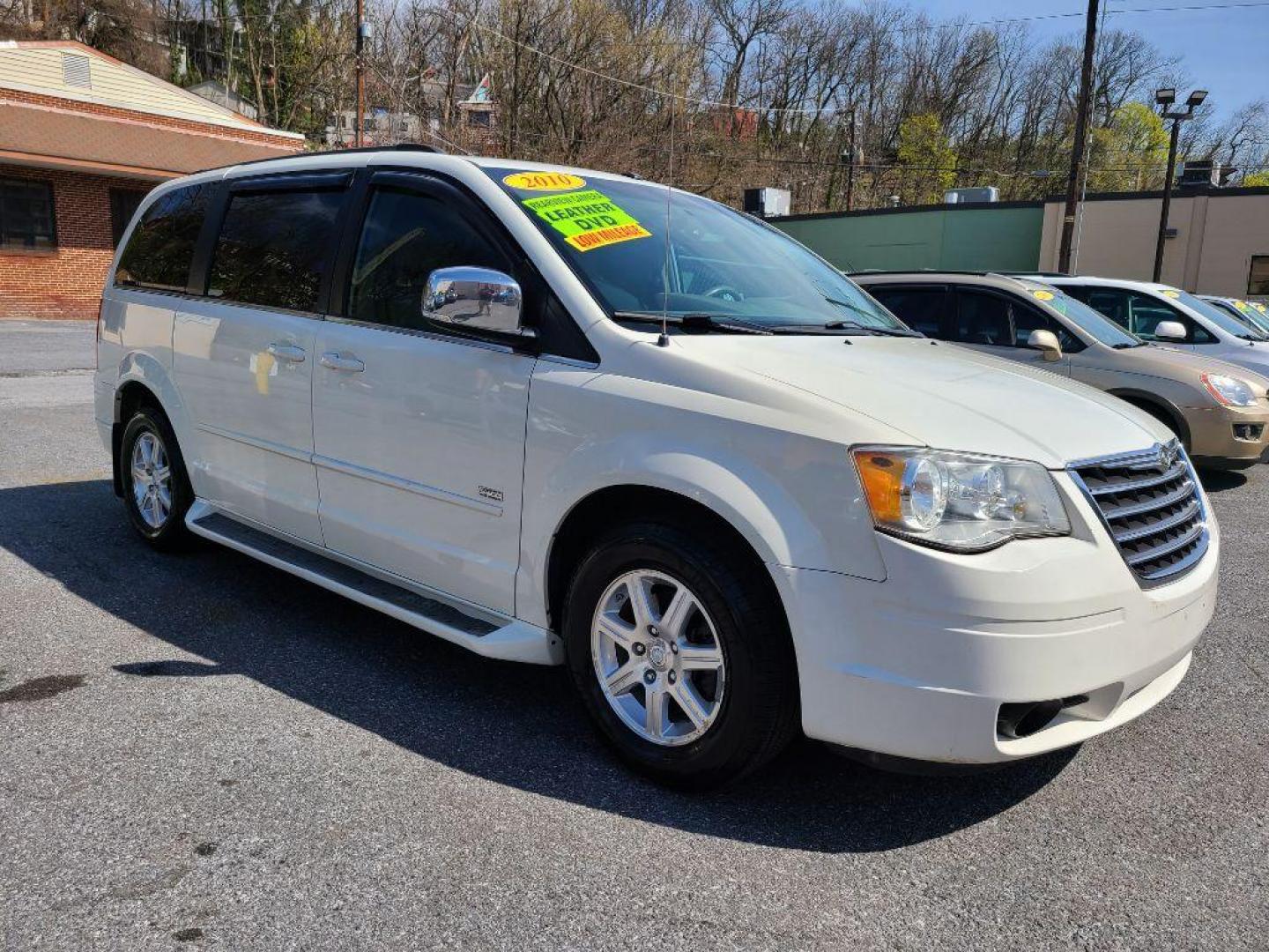 2008 WHITE CHRYSLER TOWN and COUNTRY TOURING (2A8HR54P88R) with an 3.8L engine, Automatic transmission, located at 117 North Cameron Street, Harrisburg, PA, 17101, (717) 963-8962, 40.267021, -76.875351 - WE FINANCE!!! Good Credit/ Bad Credit/ No Credit - ALL Trade-Ins Welcomed!!! ***Guaranteed Credit Approval*** APPLY ONLINE or CALL us TODAY ;) Internet Prices and Marketplace Prices are SPECIAL discounted ***CASH DEALS*** Retail Prices are higher. Please call us to discuss your cash and finan - Photo#6