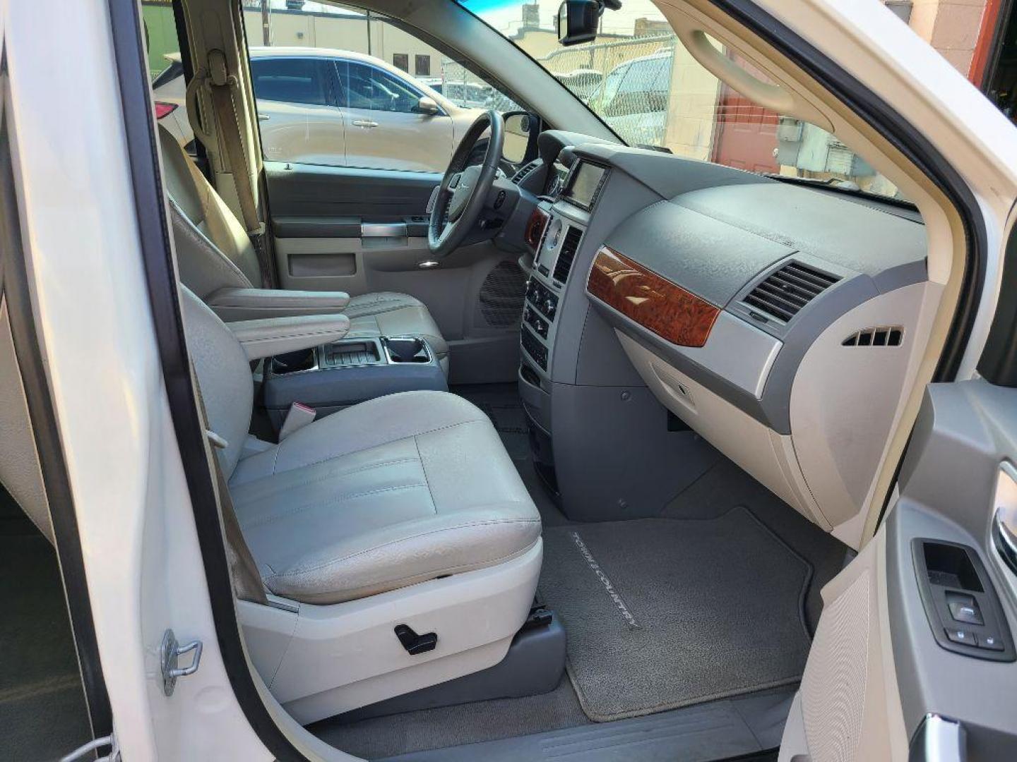 2008 WHITE CHRYSLER TOWN and COUNTRY TOURING (2A8HR54P88R) with an 3.8L engine, Automatic transmission, located at 117 North Cameron Street, Harrisburg, PA, 17101, (717) 963-8962, 40.267021, -76.875351 - WE FINANCE!!! Good Credit/ Bad Credit/ No Credit - ALL Trade-Ins Welcomed!!! ***Guaranteed Credit Approval*** APPLY ONLINE or CALL us TODAY ;) Internet Prices and Marketplace Prices are SPECIAL discounted ***CASH DEALS*** Retail Prices are higher. Please call us to discuss your cash and finan - Photo#8