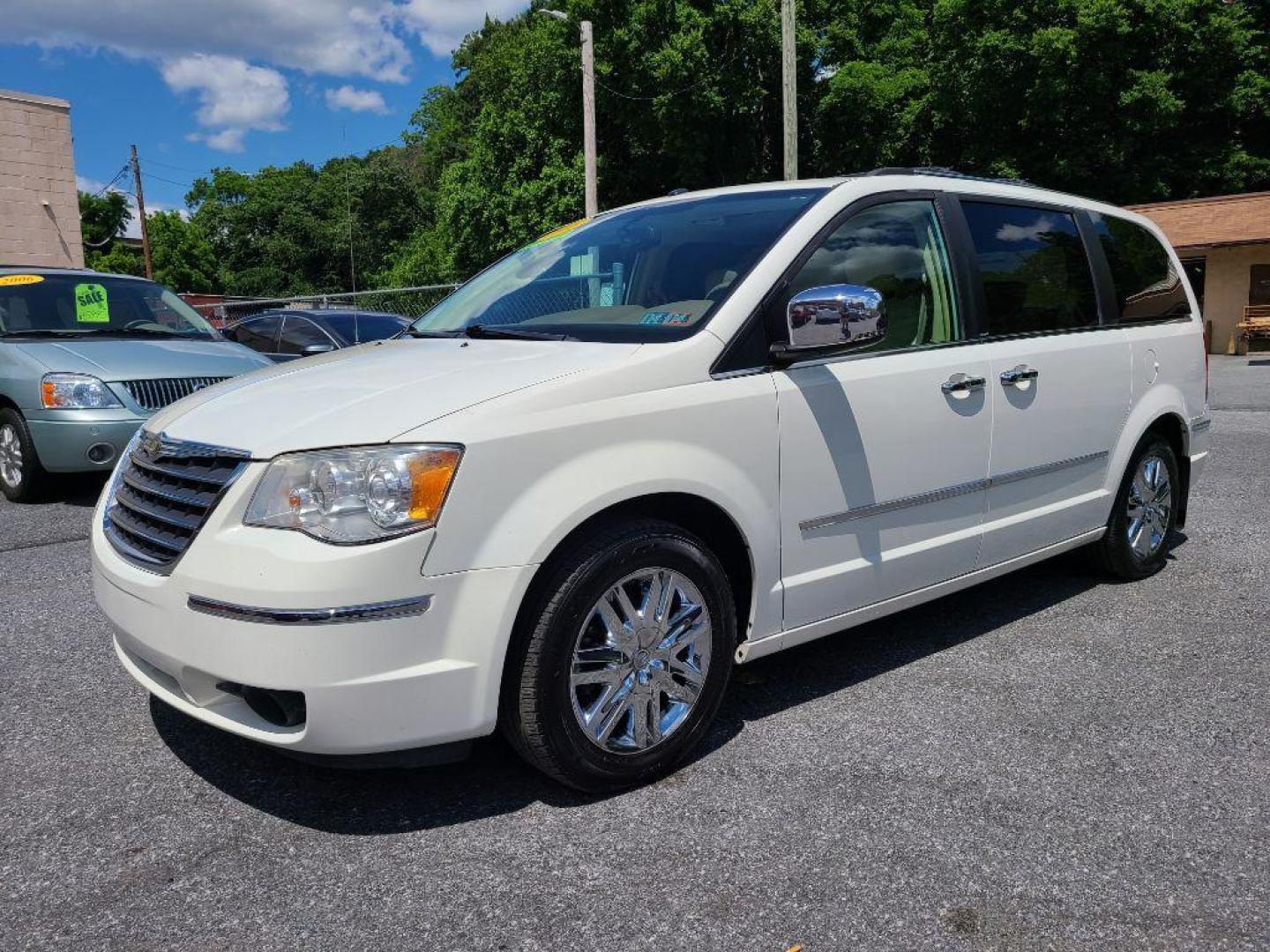 2008 WHITE CHRYSLER TOWN and COUNTRY LIMITED (2A8HR64X88R) with an 4.0L engine, Automatic transmission, located at 117 North Cameron Street, Harrisburg, PA, 17101, (717) 963-8962, 40.267021, -76.875351 - Photo#0