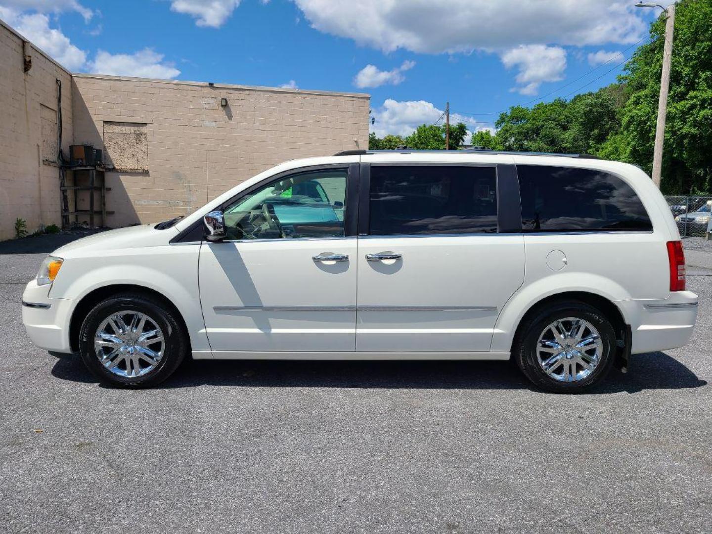 2008 WHITE CHRYSLER TOWN and COUNTRY LIMITED (2A8HR64X88R) with an 4.0L engine, Automatic transmission, located at 117 North Cameron Street, Harrisburg, PA, 17101, (717) 963-8962, 40.267021, -76.875351 - Photo#1