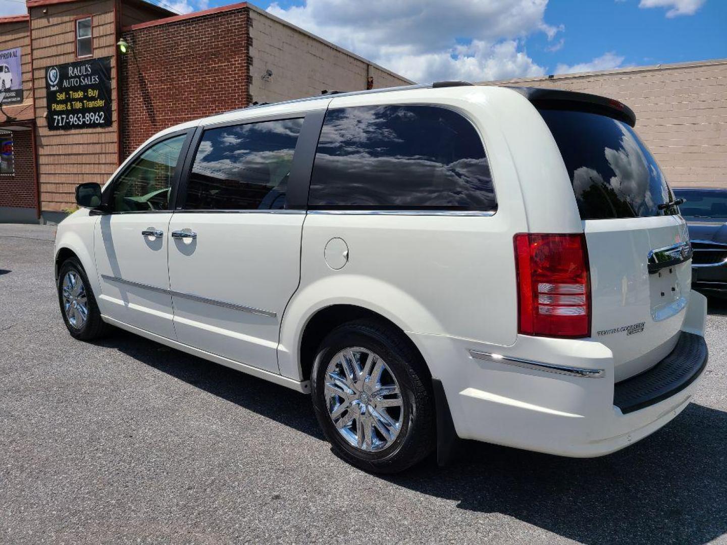 2008 WHITE CHRYSLER TOWN and COUNTRY LIMITED (2A8HR64X88R) with an 4.0L engine, Automatic transmission, located at 117 North Cameron Street, Harrisburg, PA, 17101, (717) 963-8962, 40.267021, -76.875351 - Photo#2